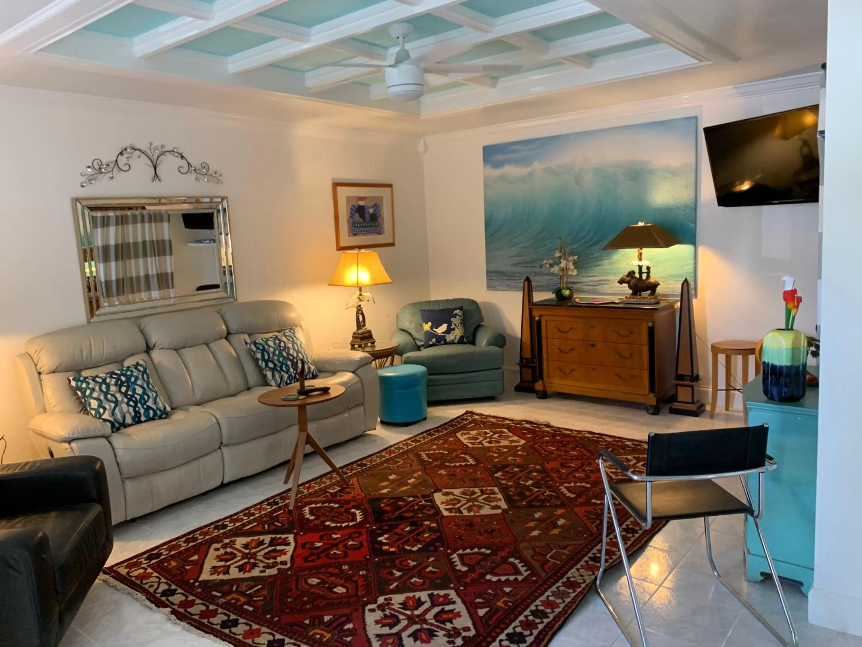 TV and multimedia in Manhattan Tower Apartment Hotel