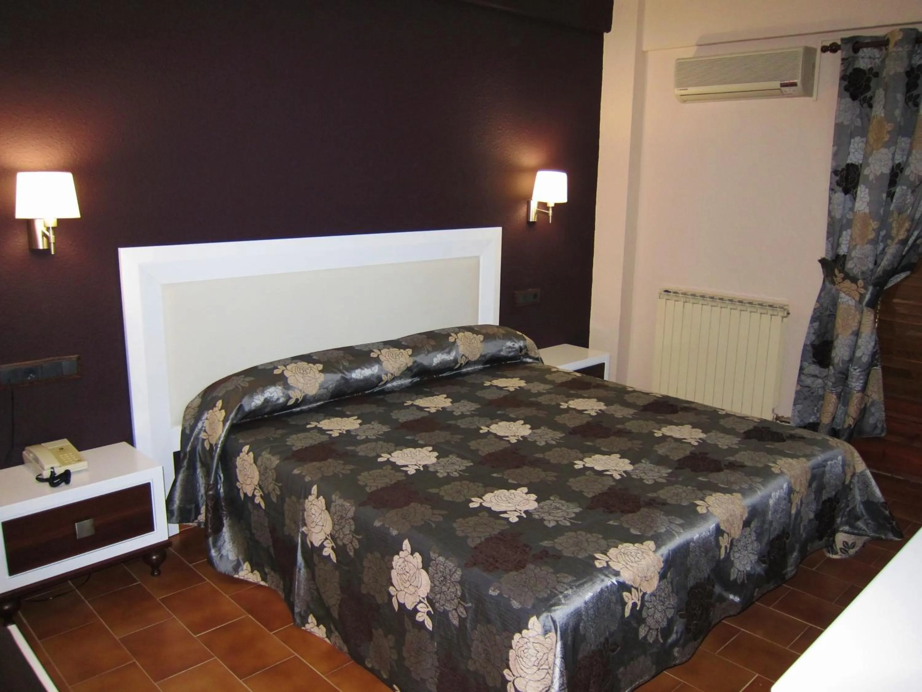 Photo of the whole room, Bed in Hotel Meson de L’Ainsa