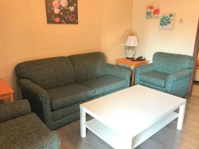 Queen Room with Two Queen Beds - Non-Smoking in Thriftlodge Edmonton Queen Room with Two Queen Beds - Non-Smoking in Thriftlodge Edmonton