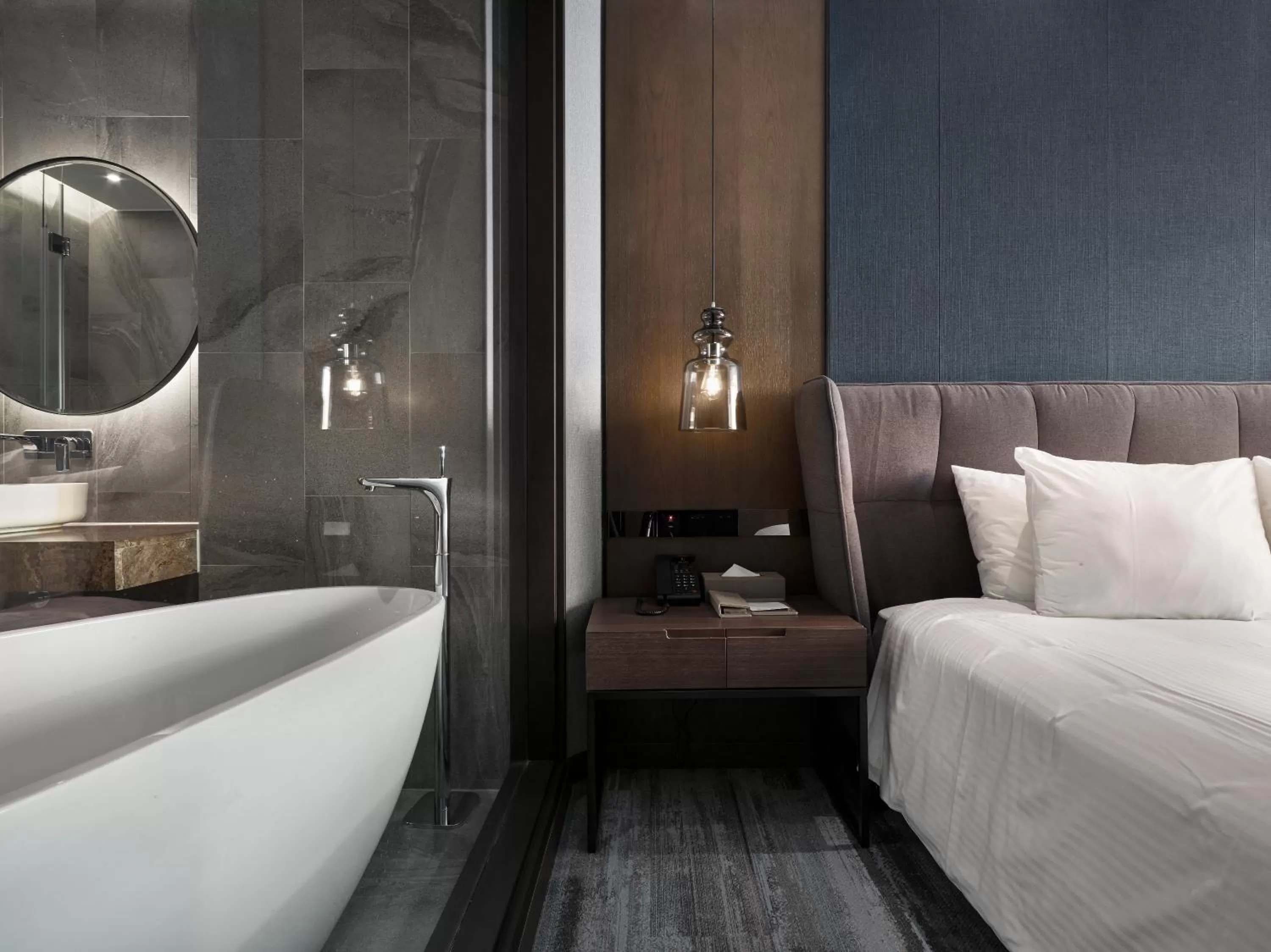 Bathroom, Bed in Harbour 10 Hotel