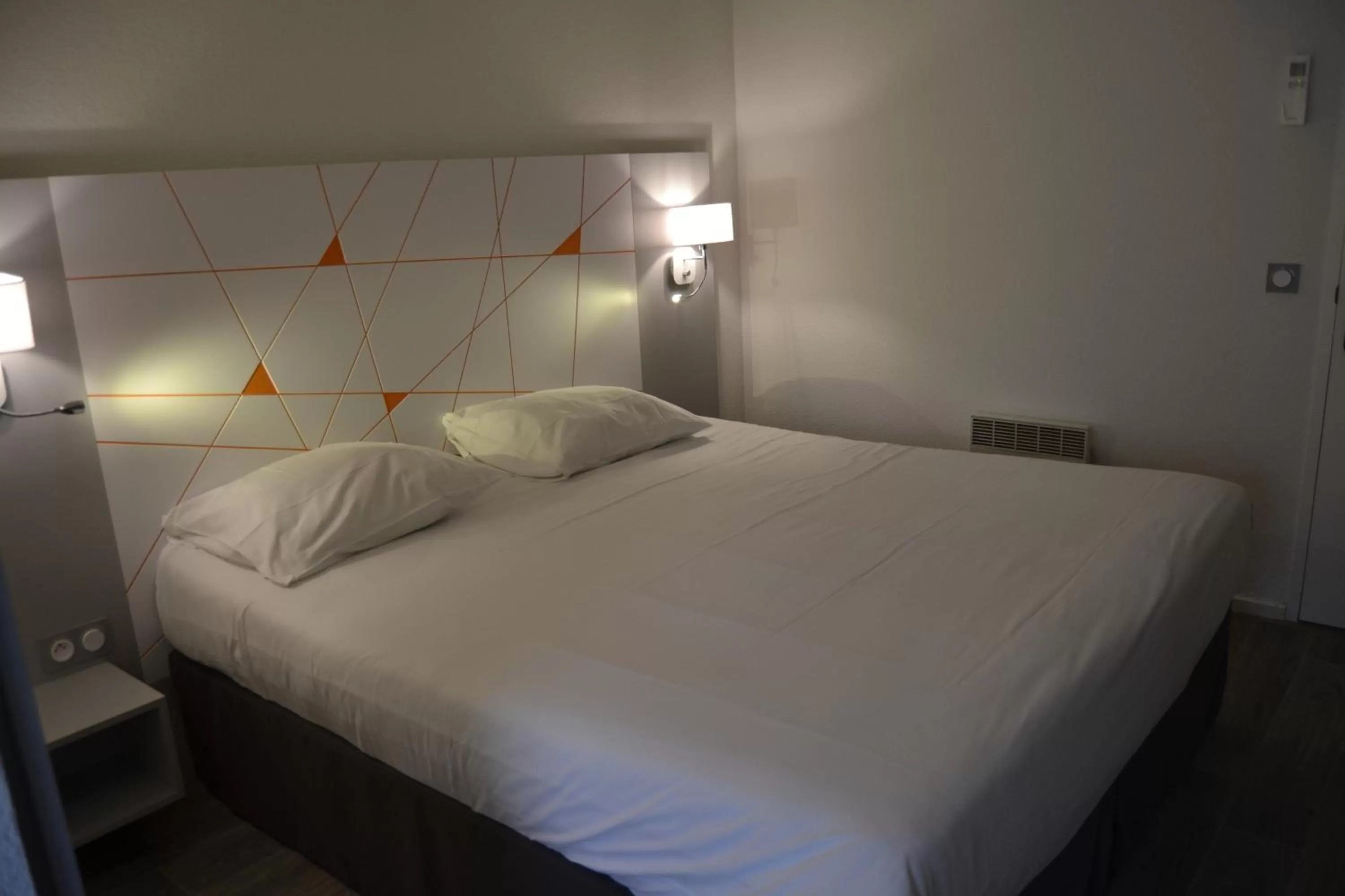 Bedroom, Bed in Hotel du Parc Euromédecine by AKENA