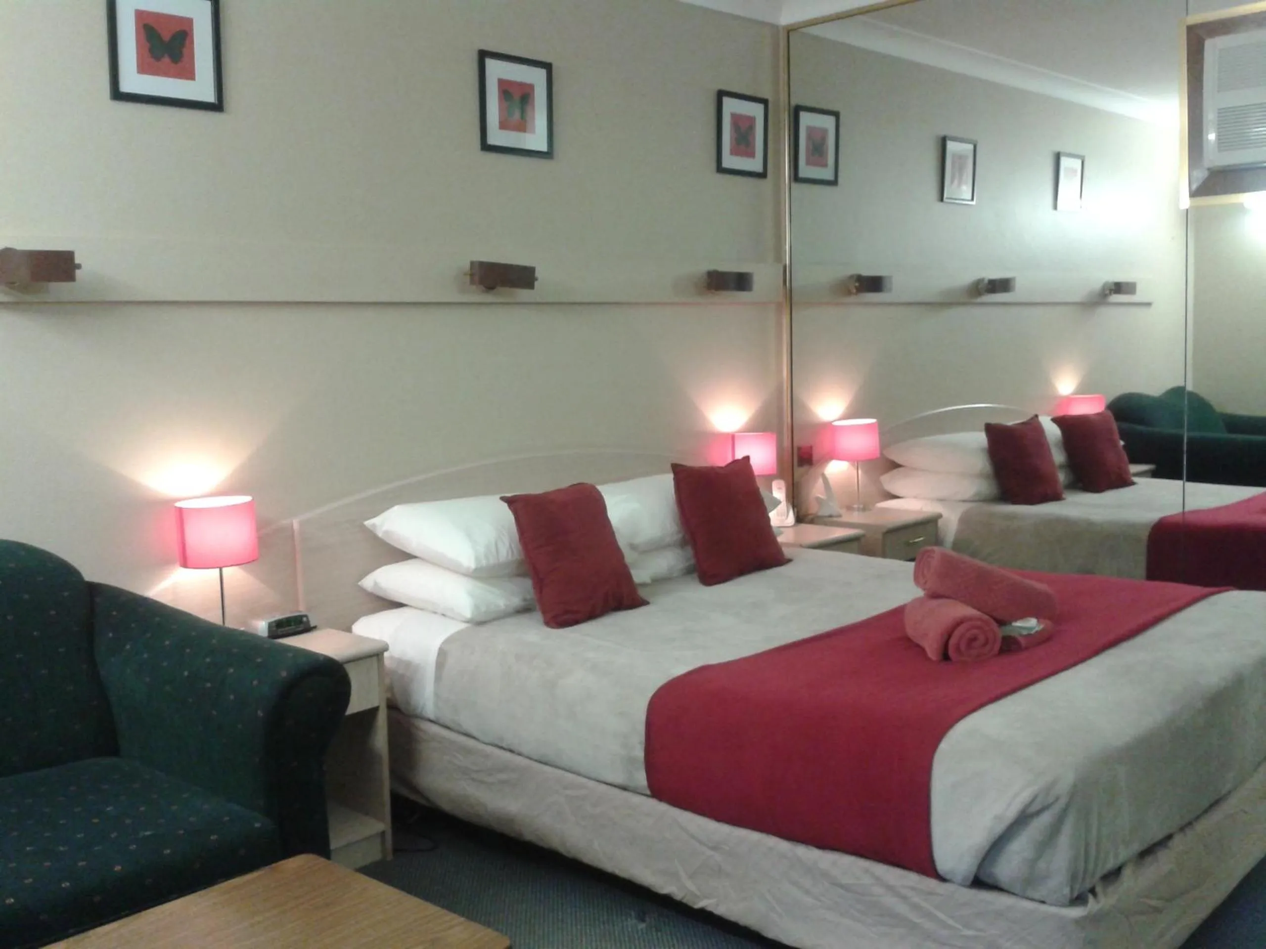 Photo of the whole room, Bed in Elsinor Motor Lodge