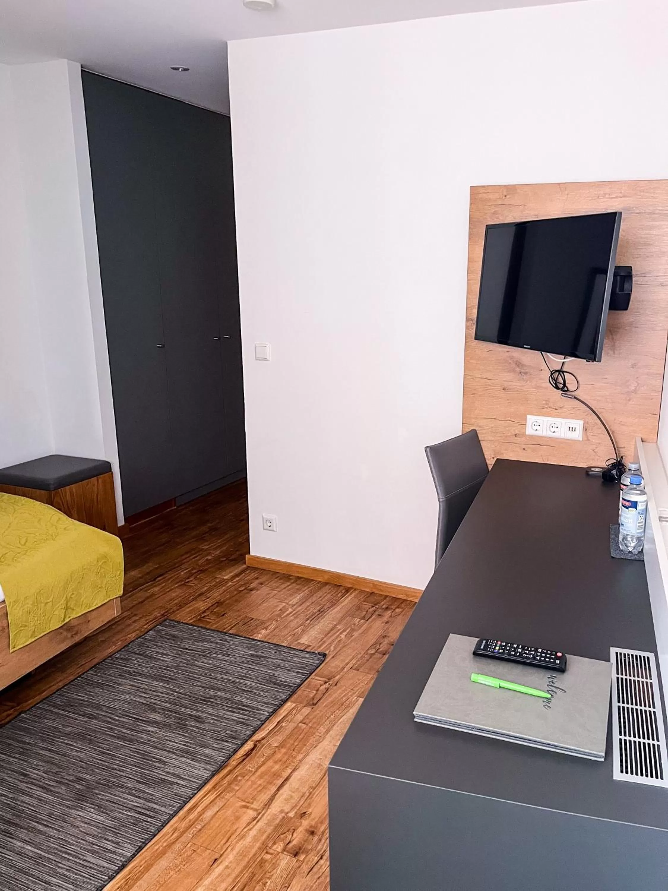 Photo of the whole room, TV/Entertainment Center in Torstuben