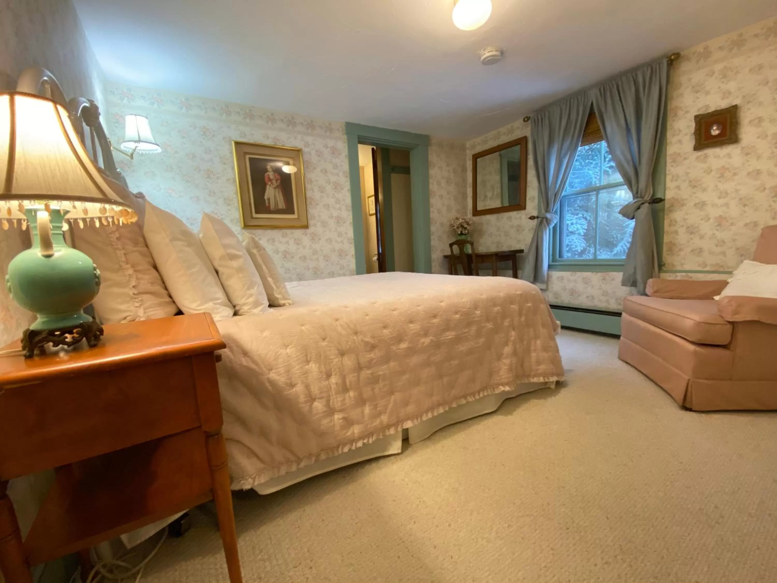 Photo of the whole room, Bed in Follansbee Inn