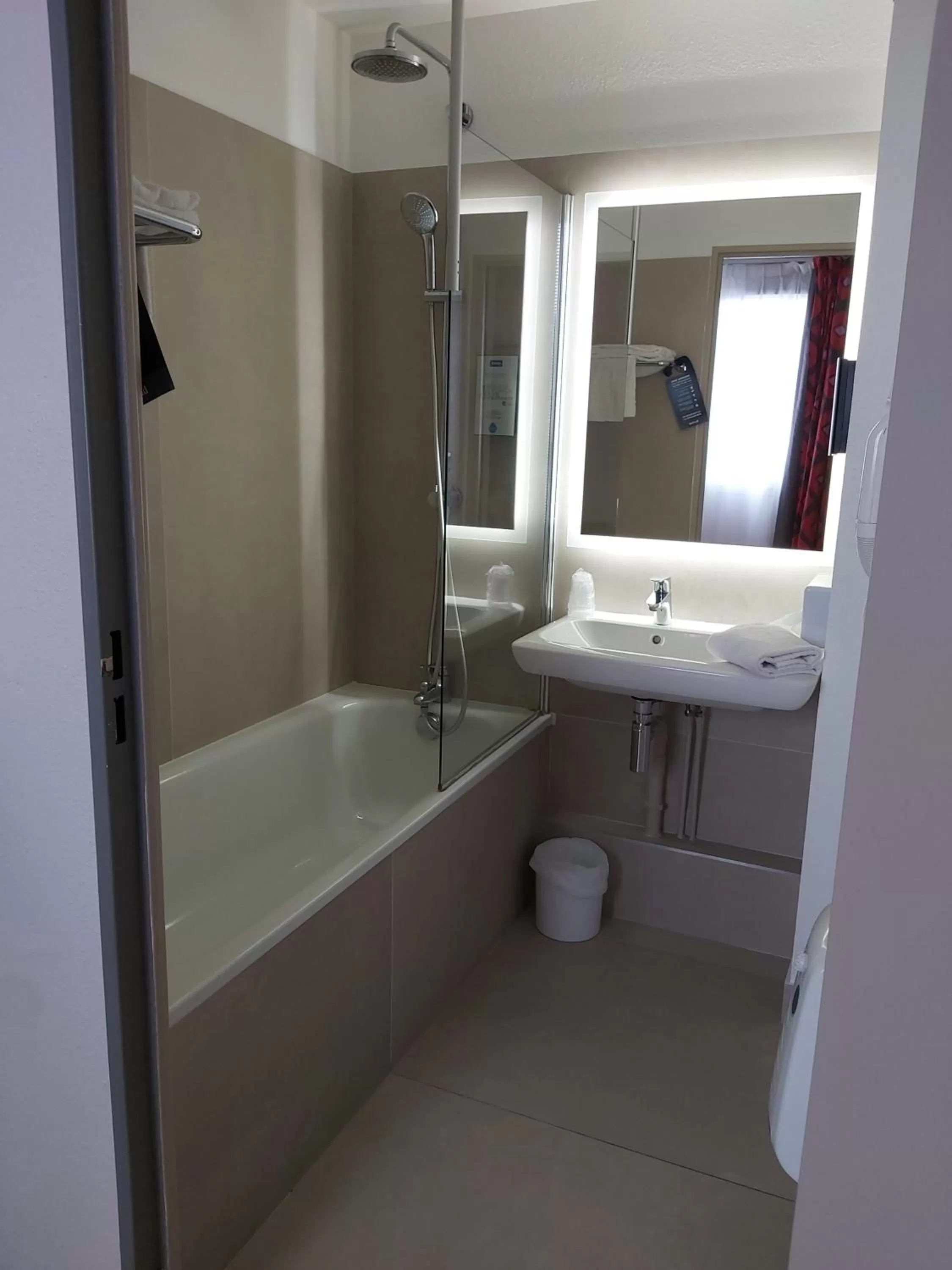 Bathroom in Kyriad Clermont-Ferrand-Sud - La Pardieu