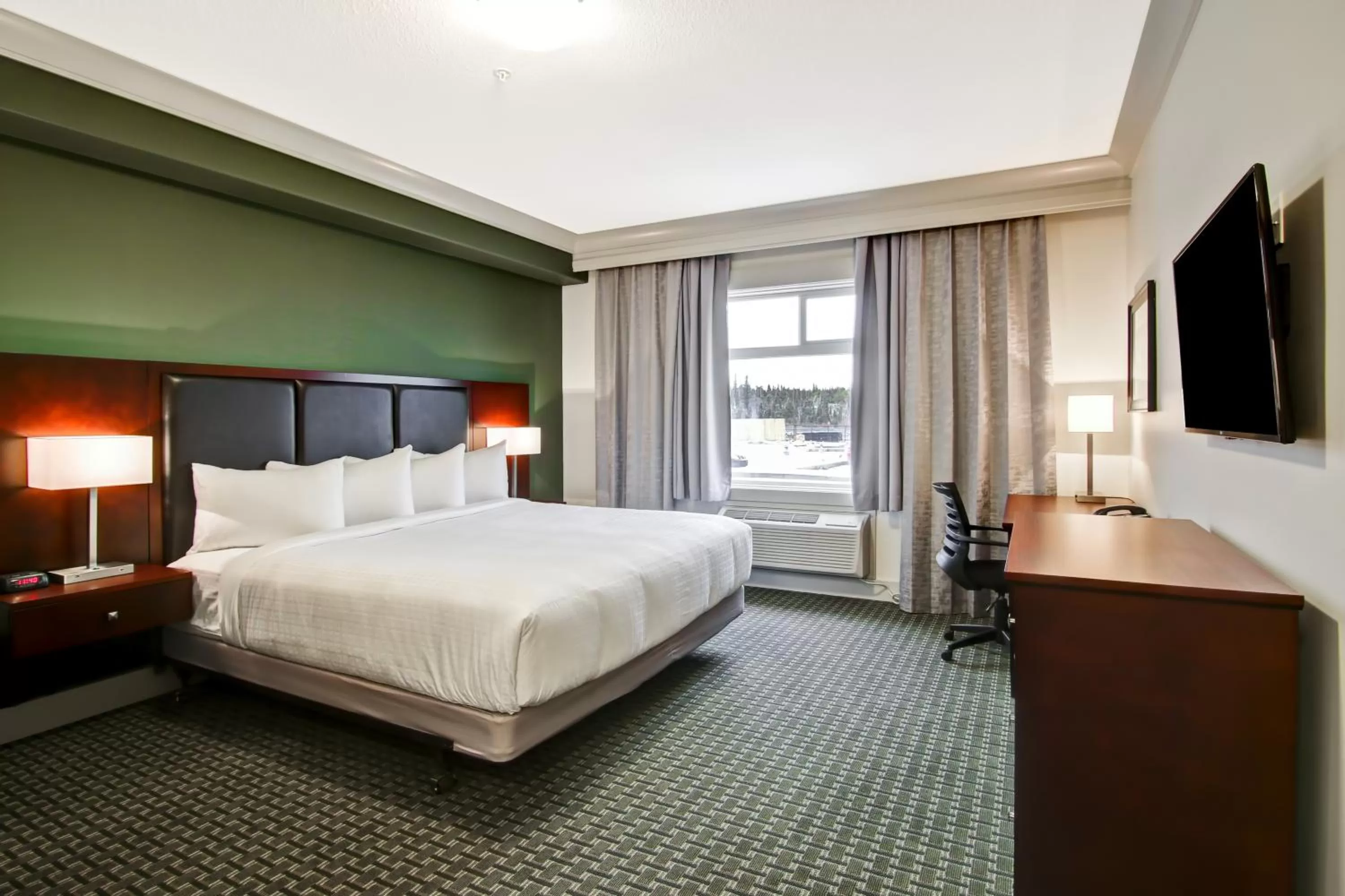 Photo of the whole room, Bed in Chateau Nova Yellowknife