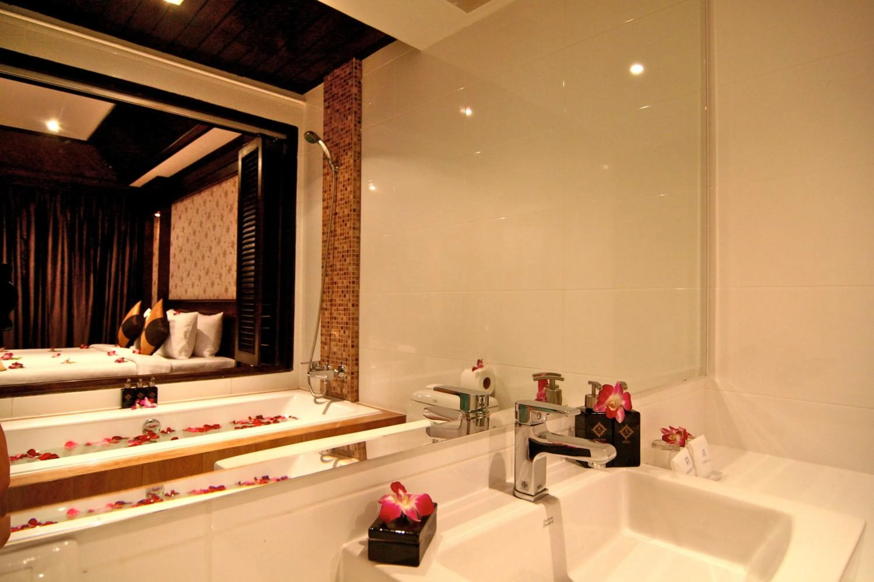 Bathroom in Rayaburi Hotel, Patong