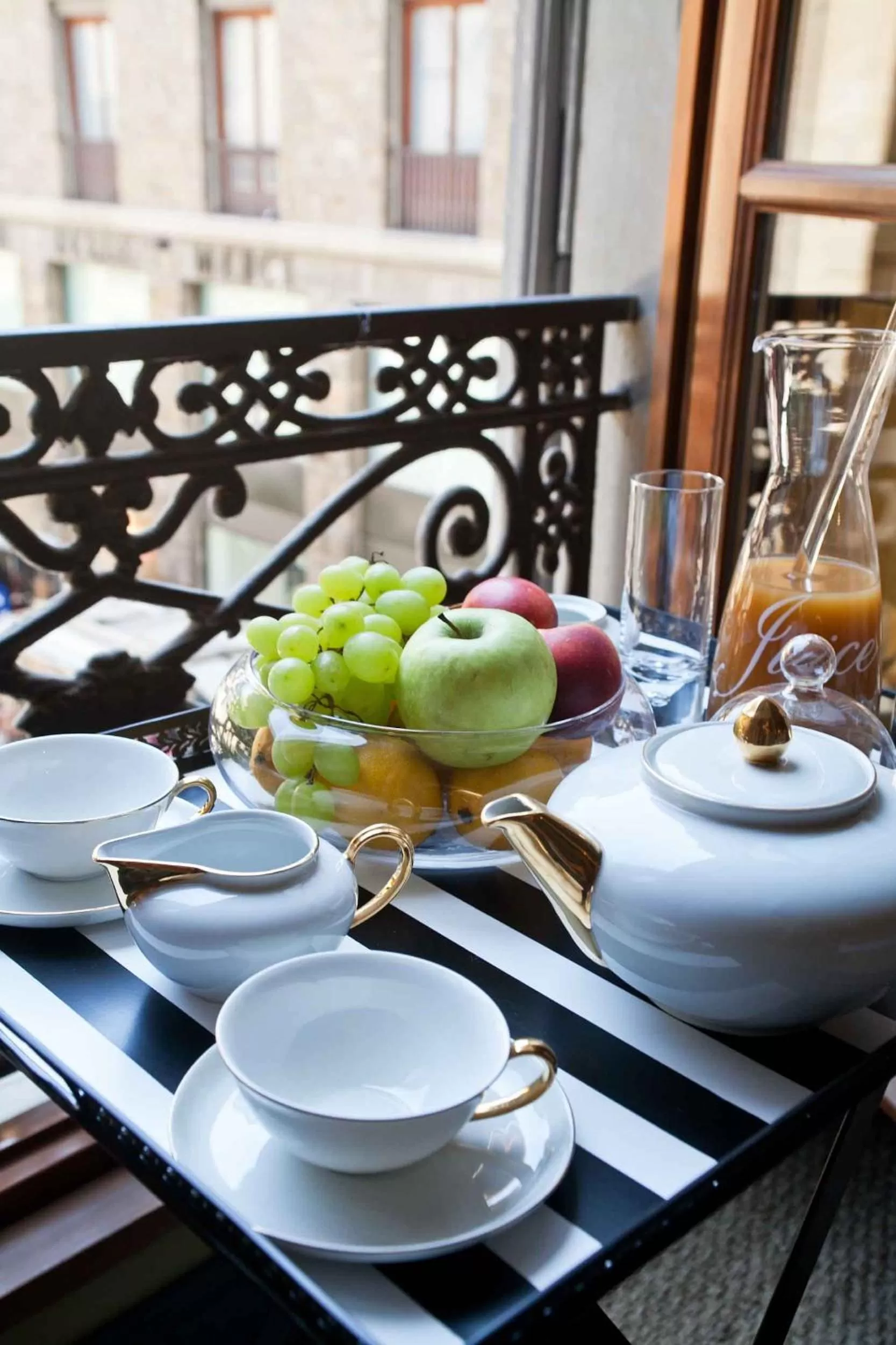 Food and drinks in Porcellino Gallery Art Boutique BB