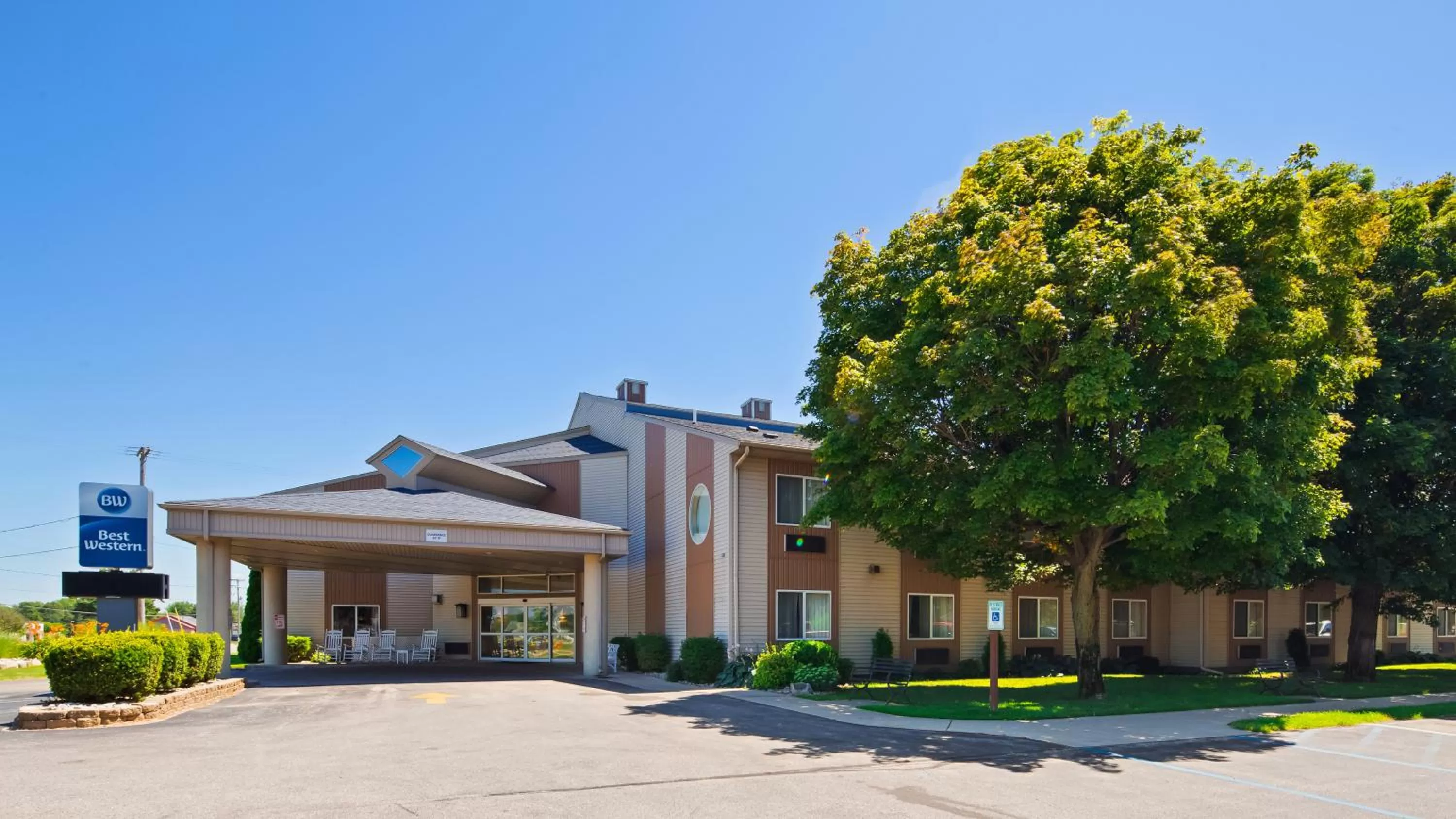 Property building in Best Western Lakewinds