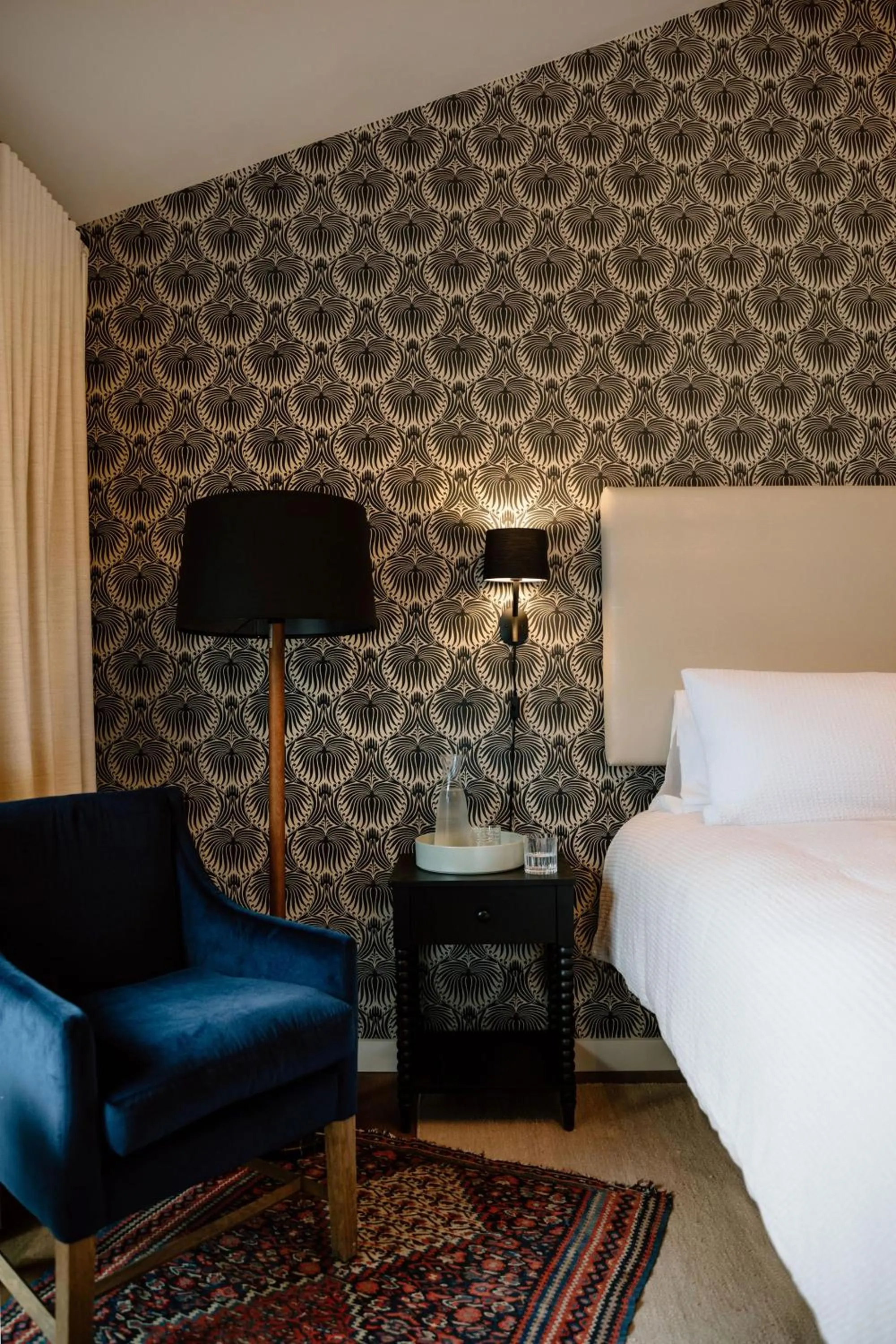 Seating area, Bed in El Dorado Hotel