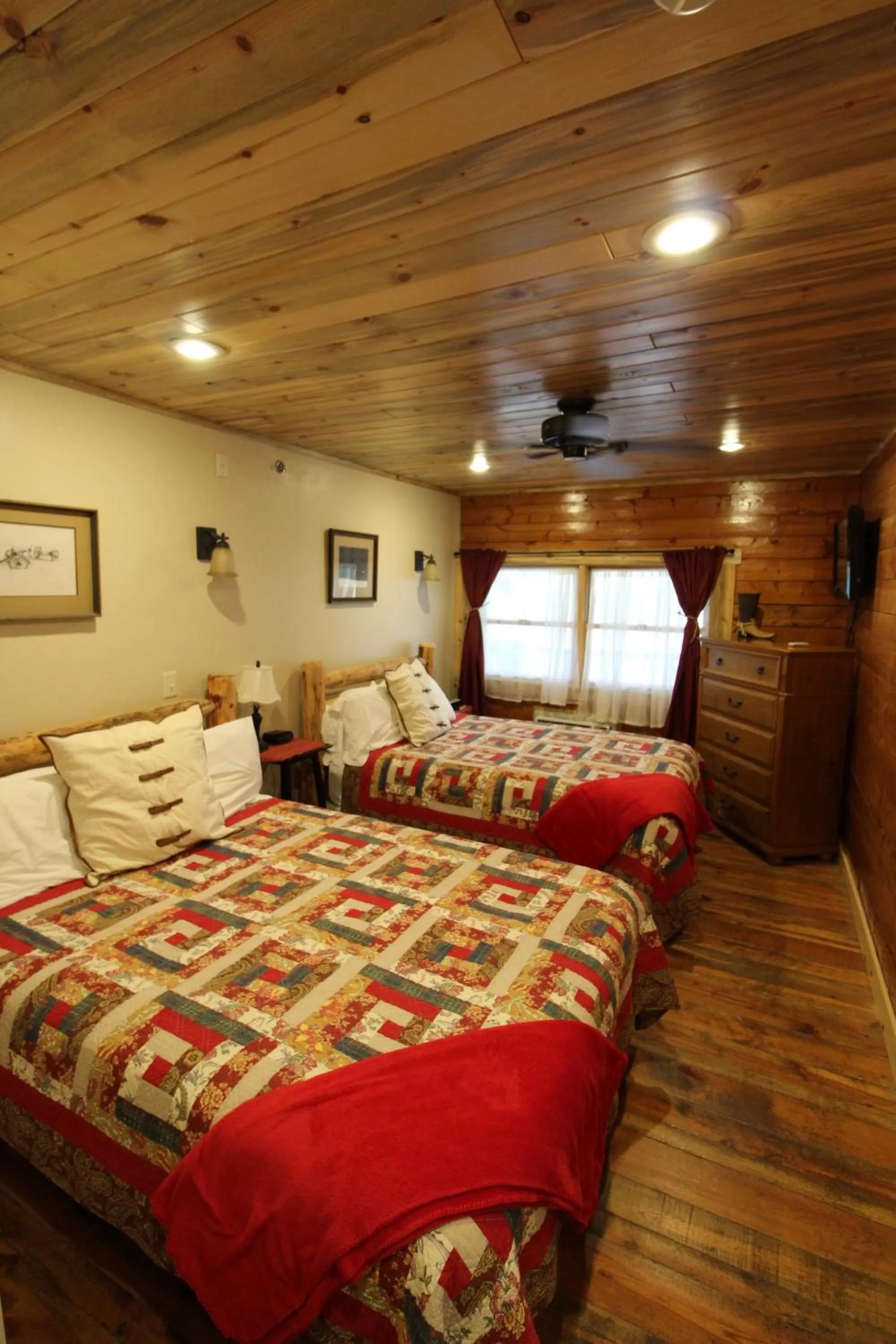 Other, Bed in Wapiti Lodge