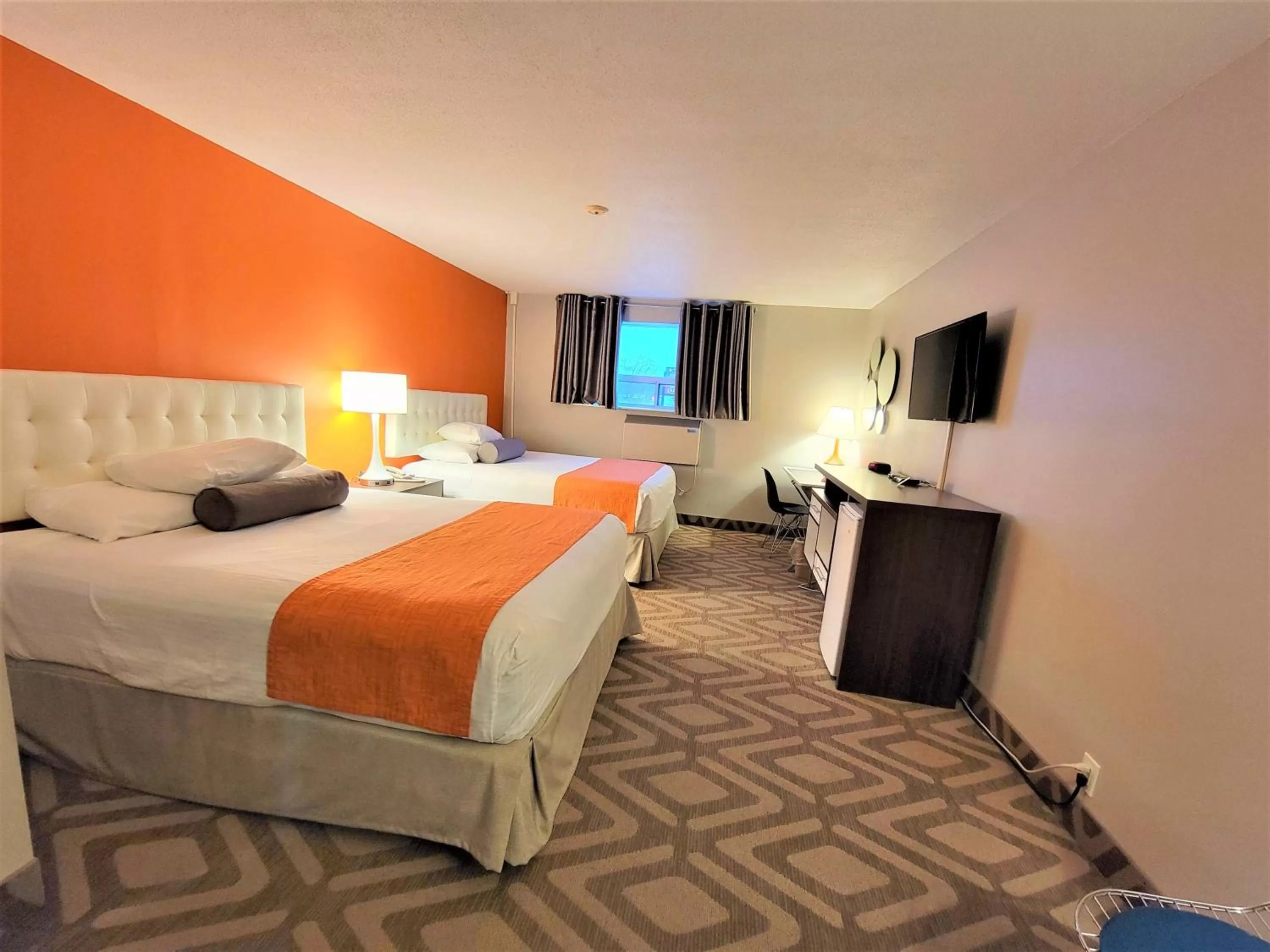 Bed in Howard Johnson by Wyndham Gravenhurst