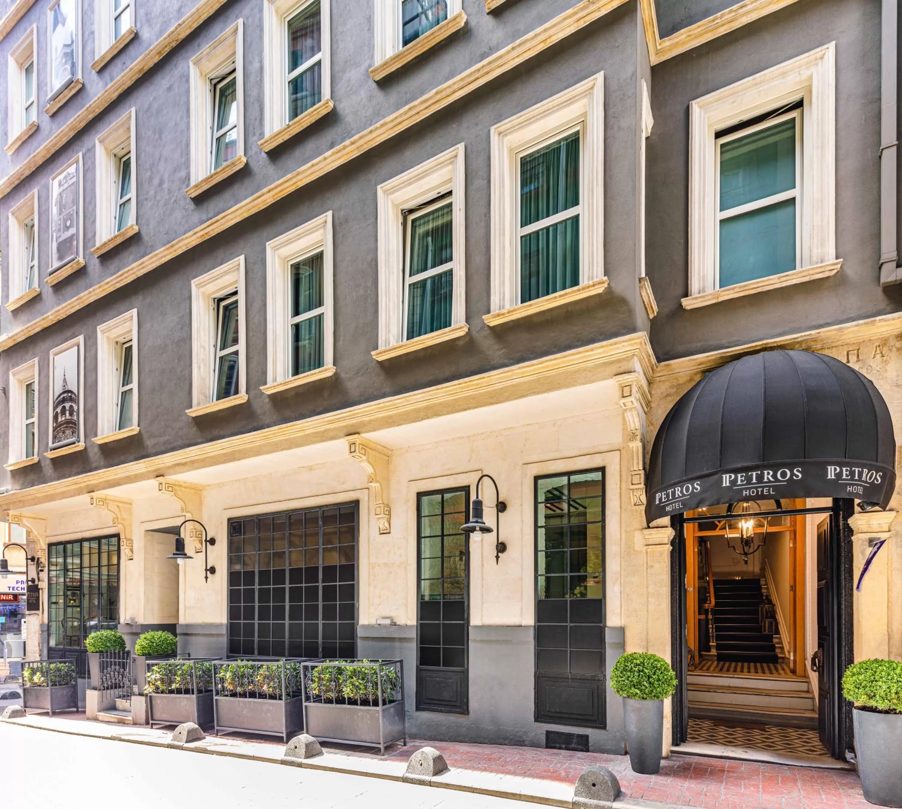 Facade/entrance in Petros Hotel