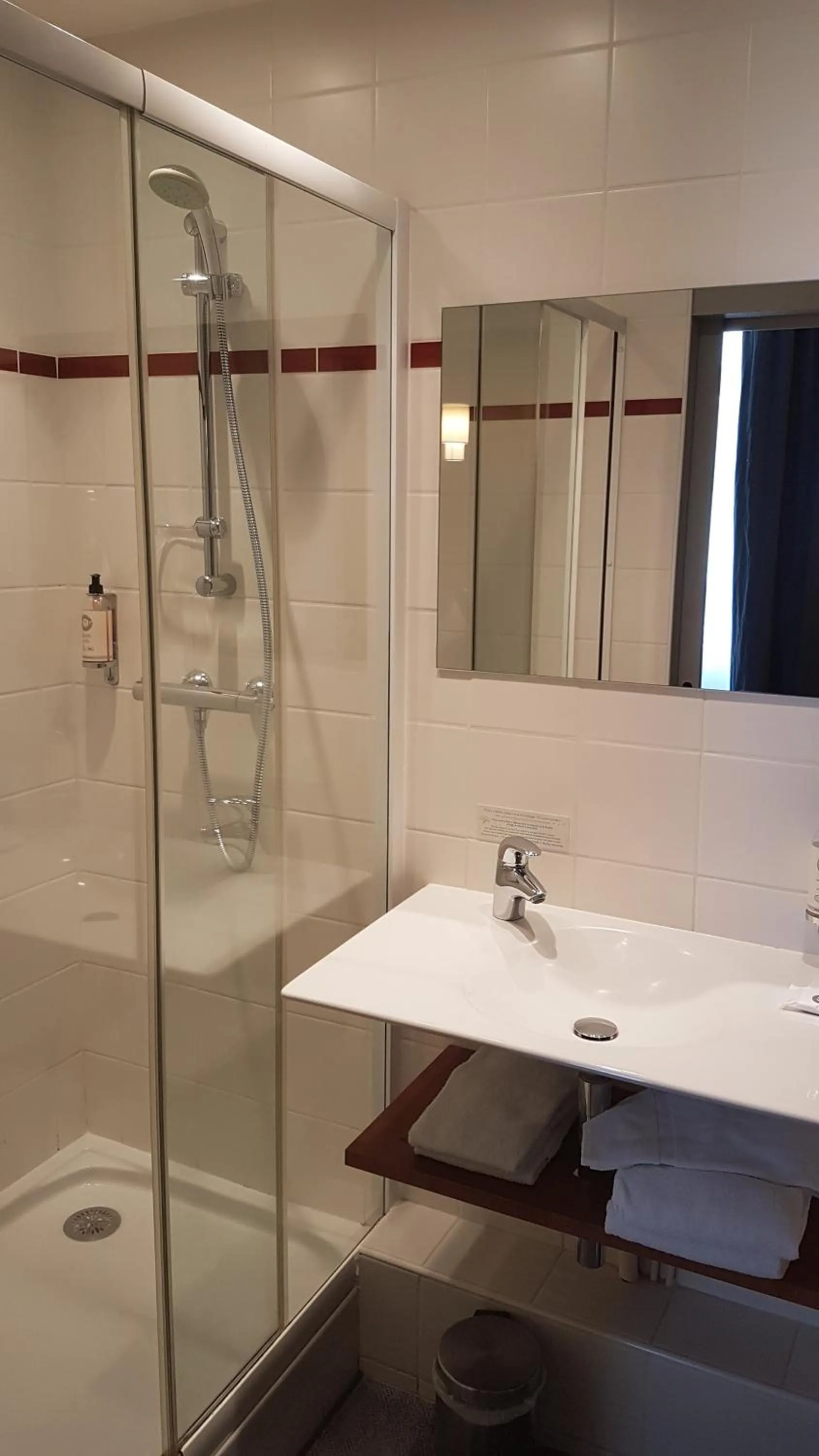 Bathroom in Best Western Le Duguesclin Hôtel-Restaurant