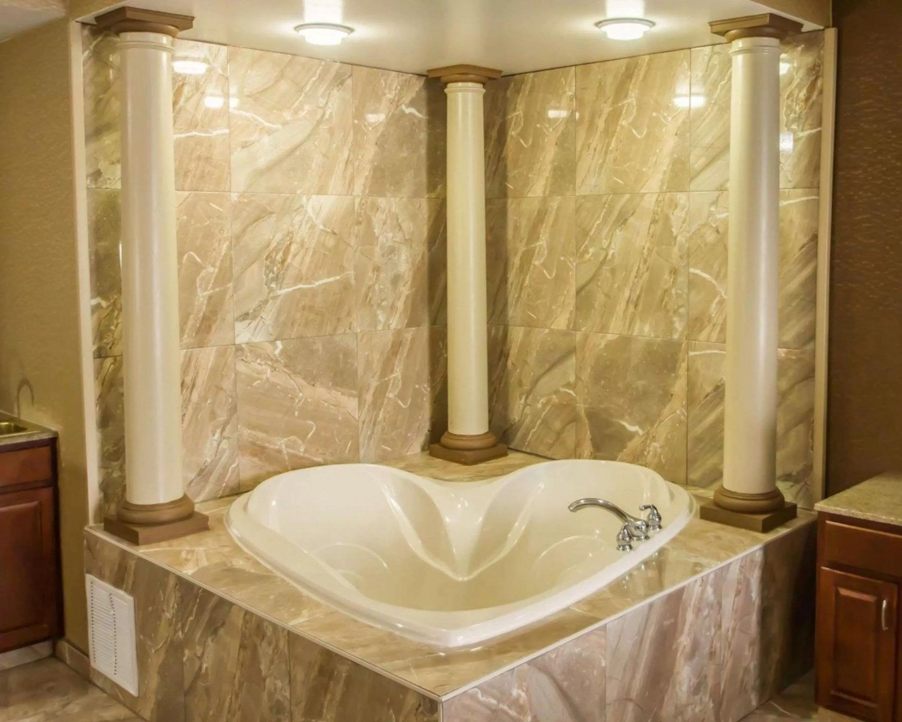 Photo of the whole room in Quality Suites NYC Gateway