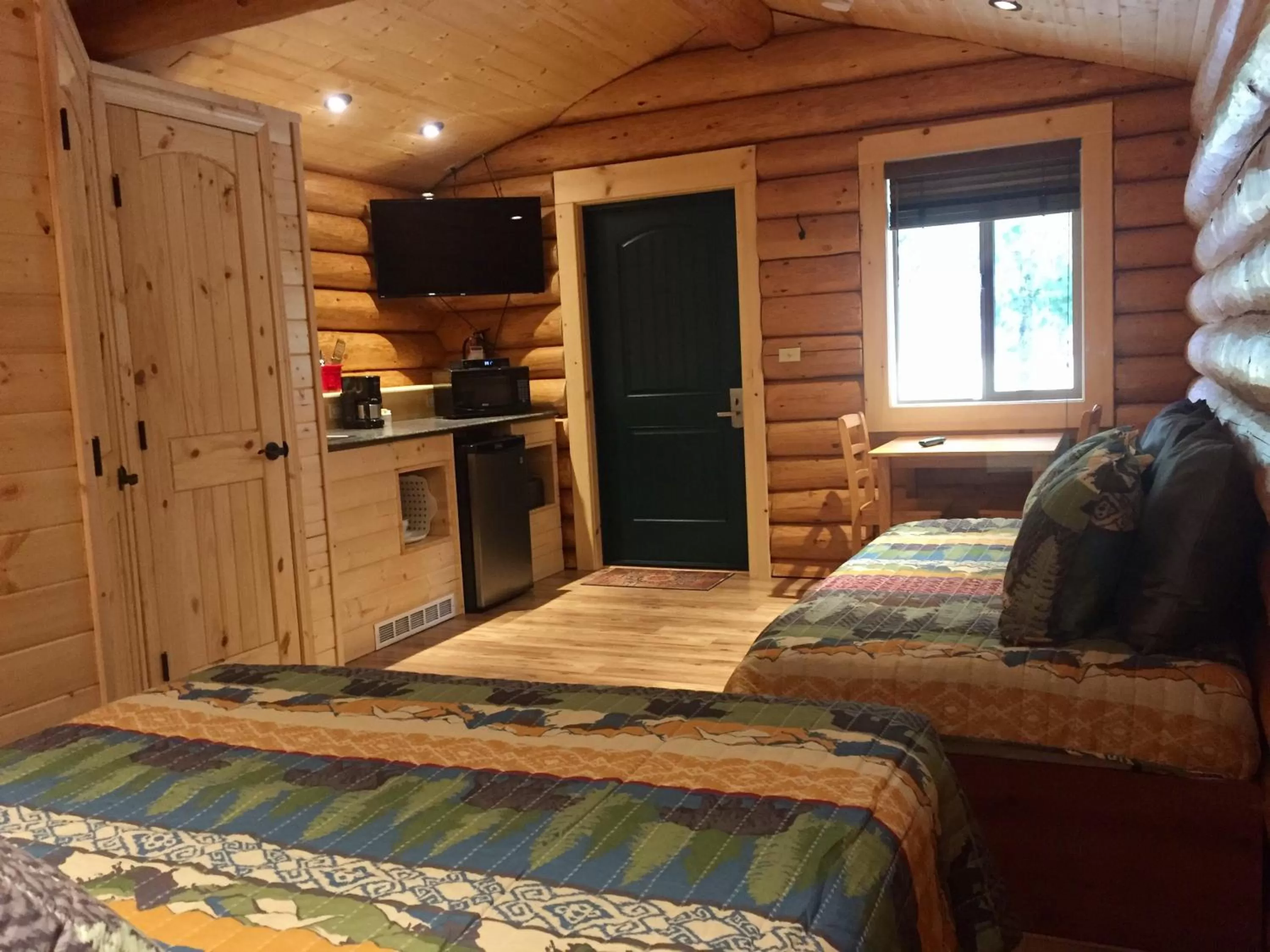 Kitchen or kitchenette, Bed in Port Hardy Cabins