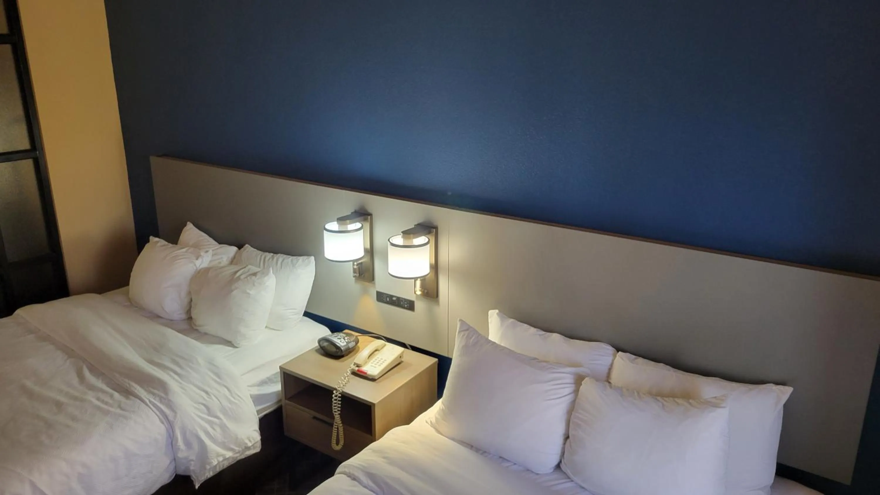 Photo of the whole room, Bed in Comfort Suites Macon Northwest