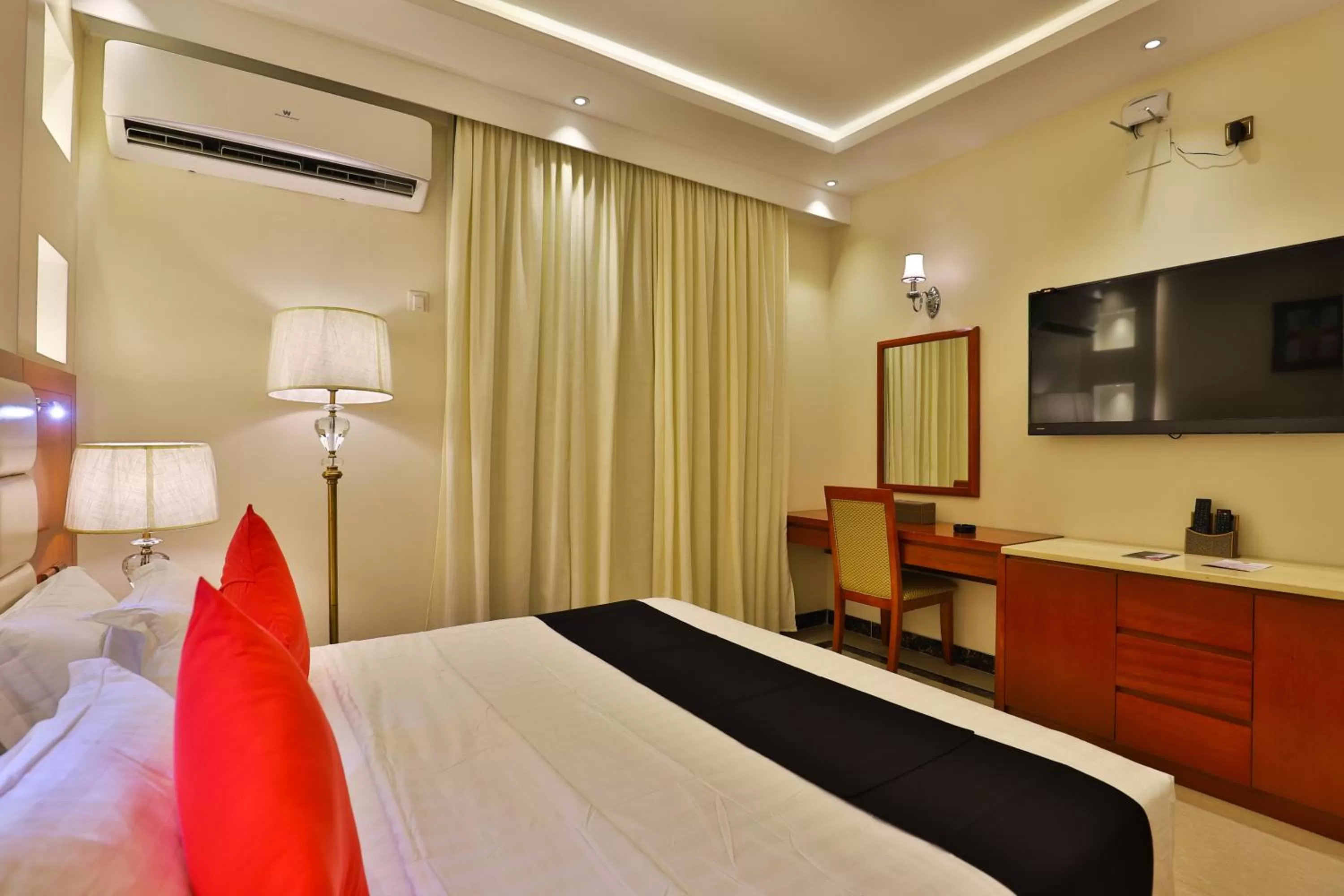 Bedroom, Bed in Dreams Houses furnished Suites