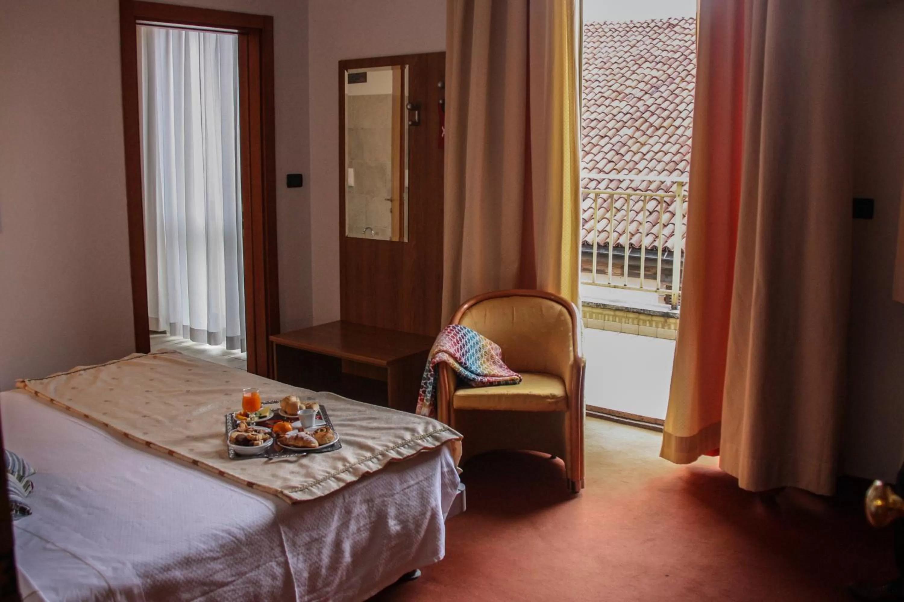 Bedroom, Bed in Hotel Lux