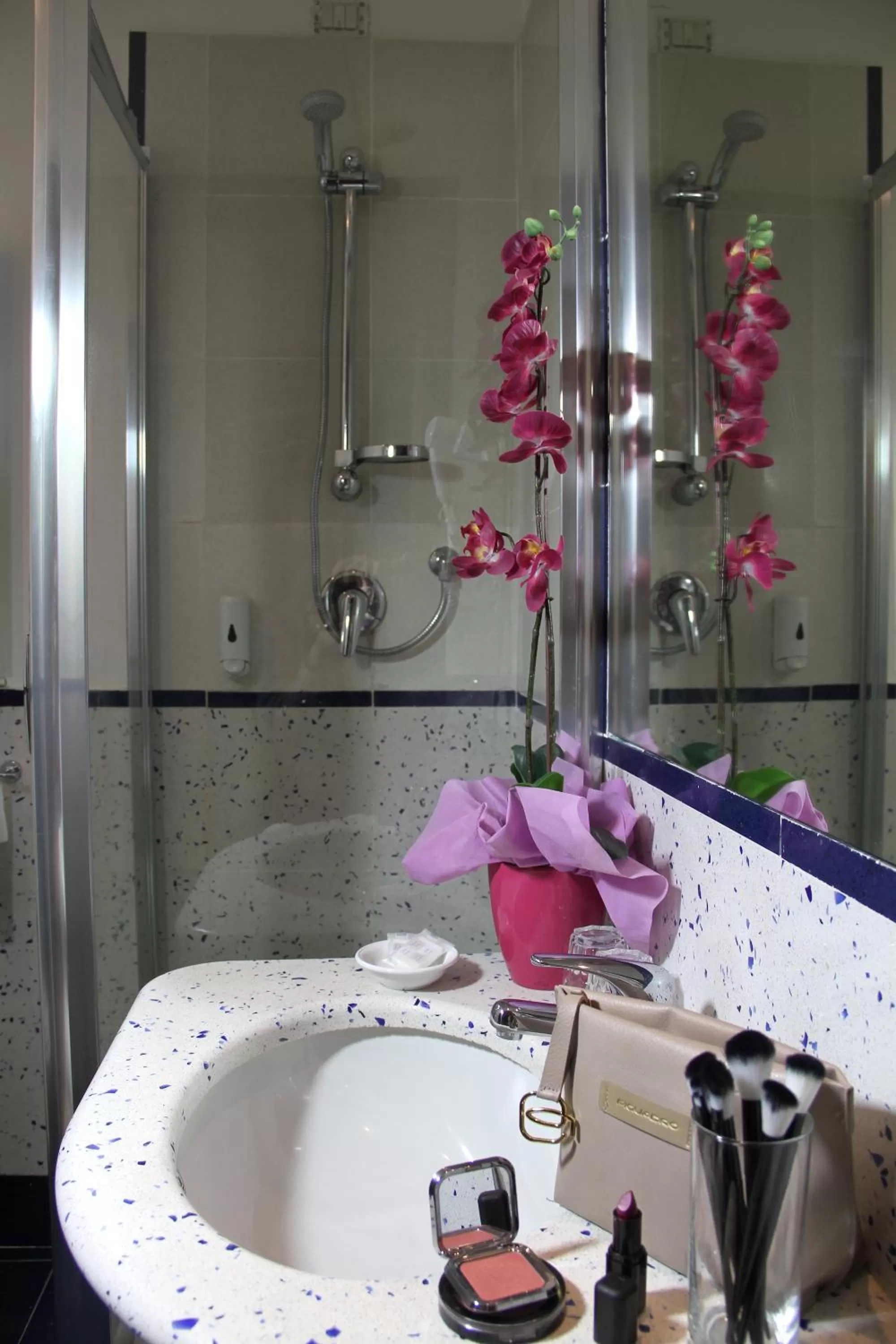 Shower in Hotel Windrose