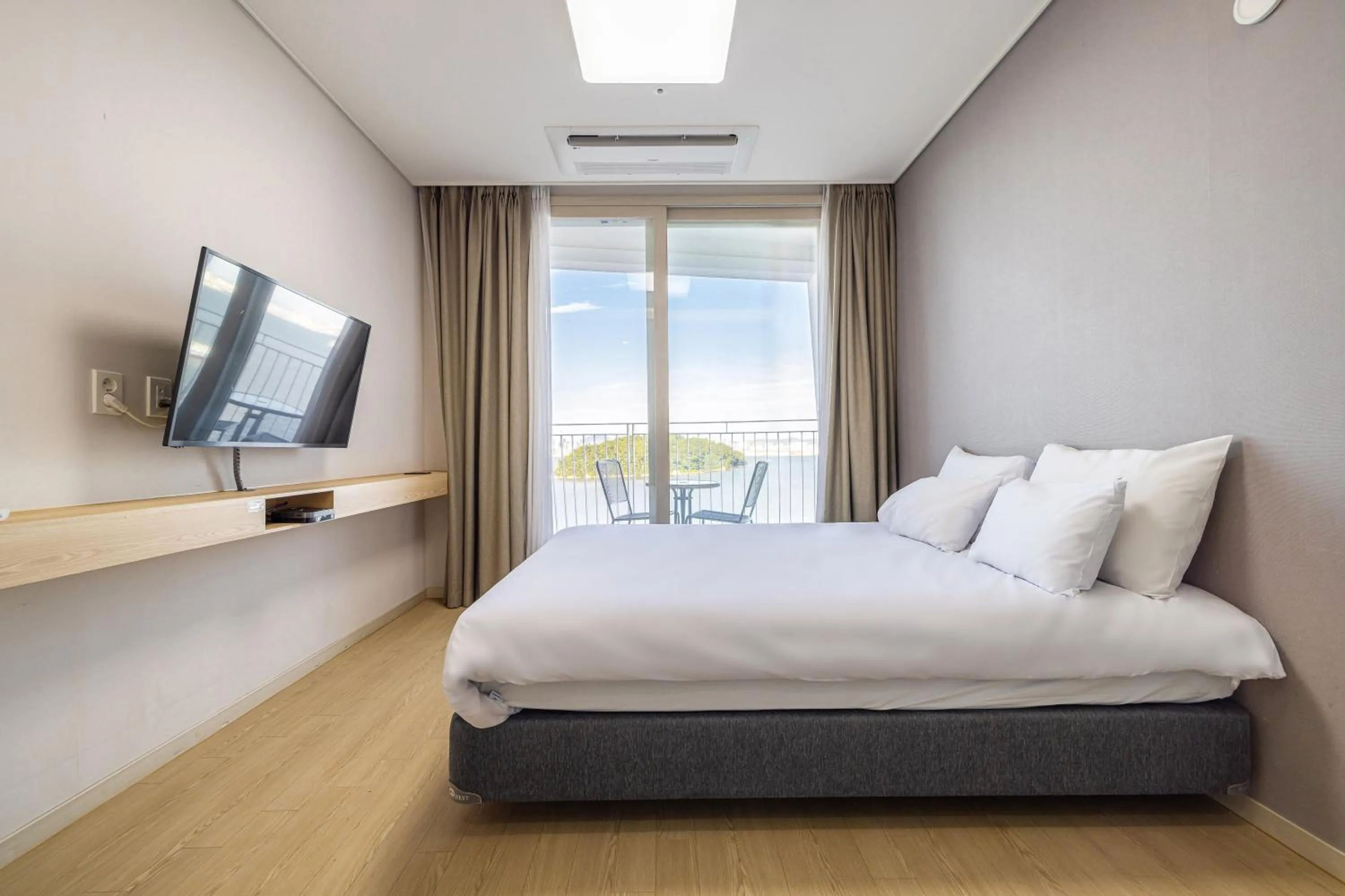 Bed in Ocean Soleview Hotel