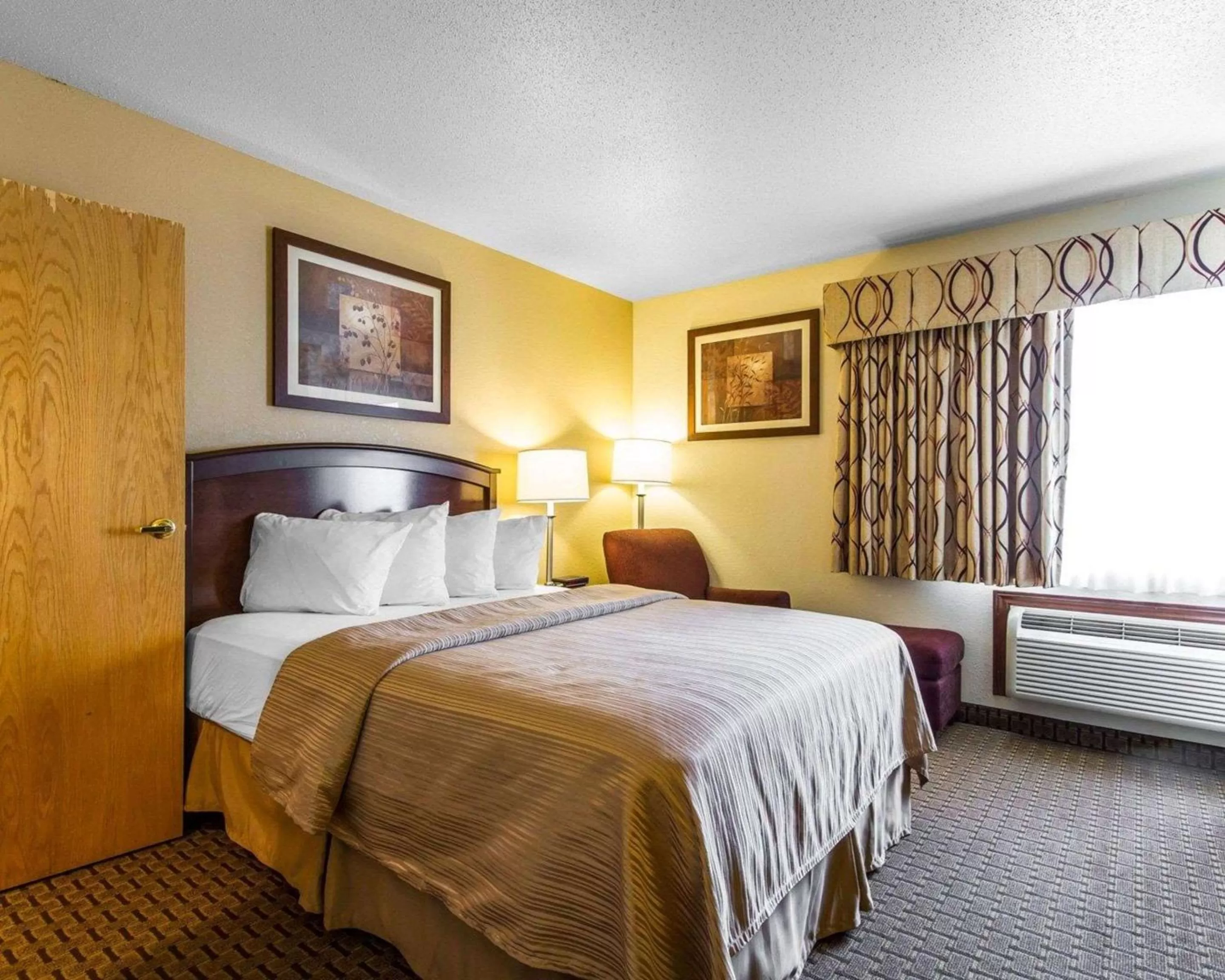 Photo of the whole room, Bed in Quality Inn La Crosse North