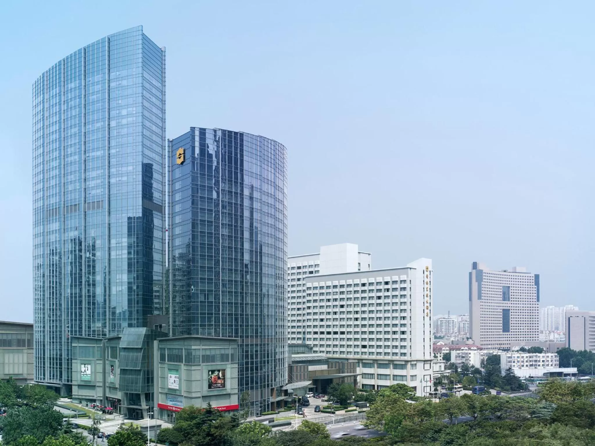 Facade/entrance in Shangri-La Qingdao