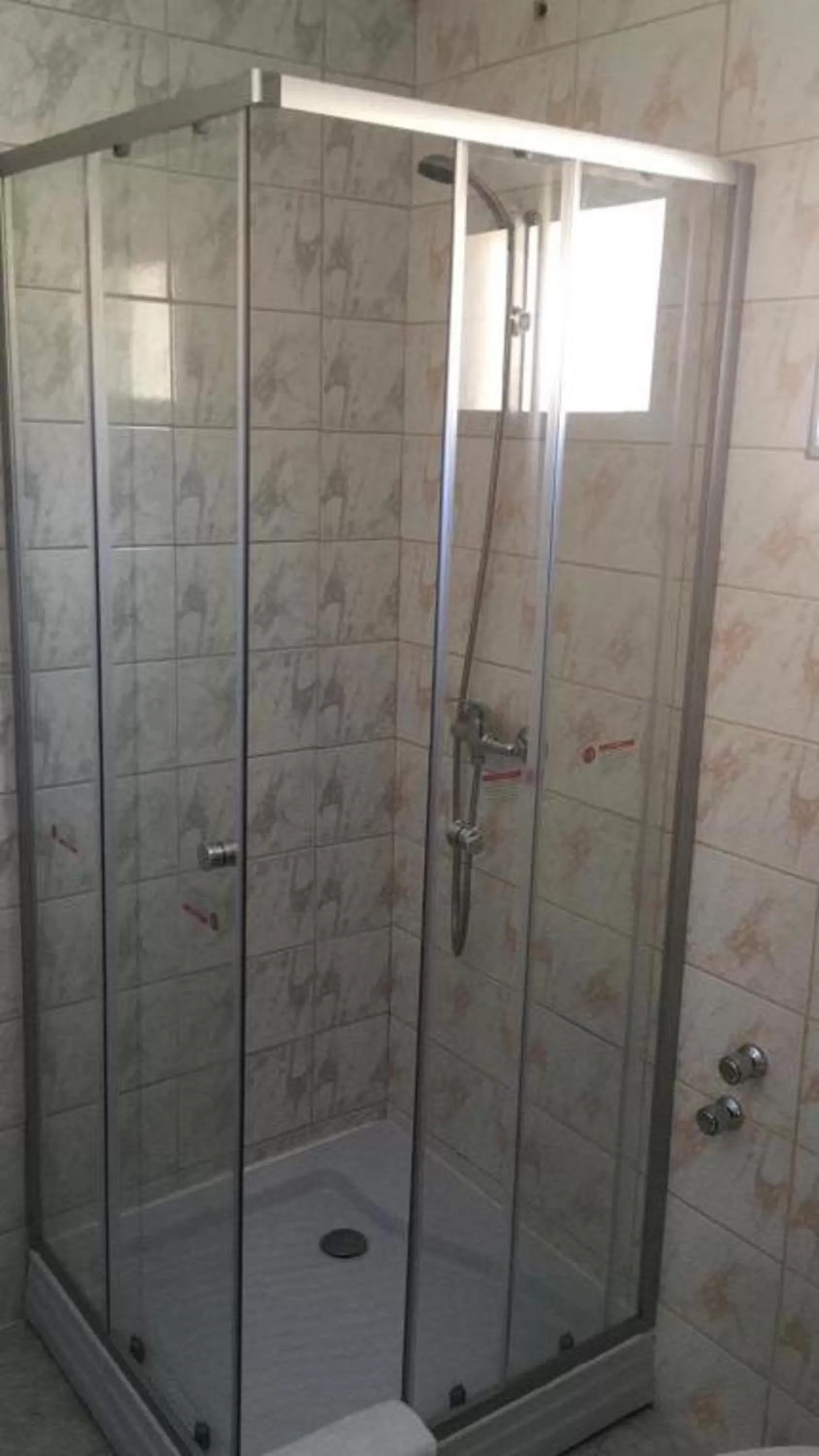 Shower, Bathroom in Hotel Amaru Express