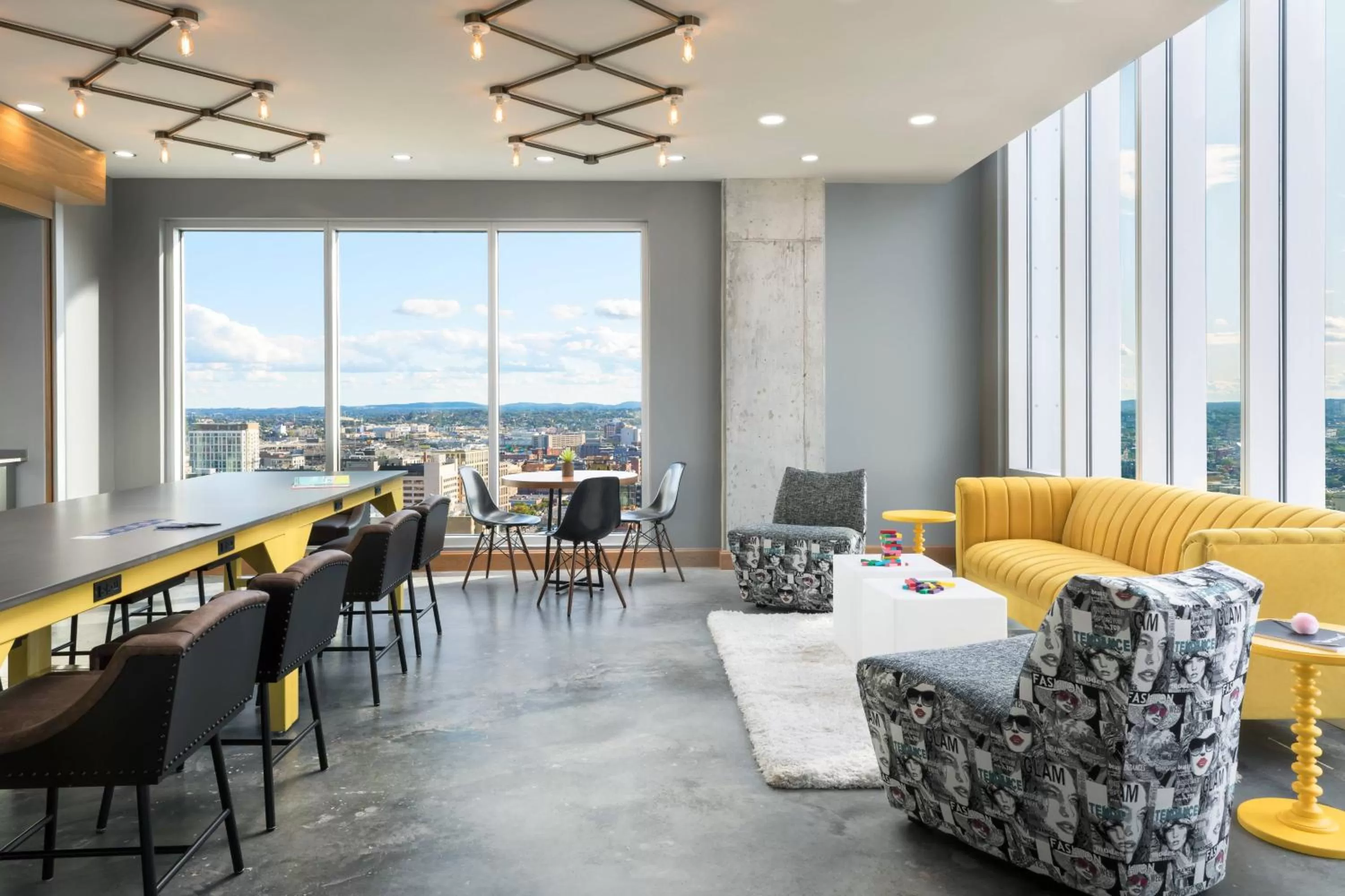 Lounge or bar in Moxy Boston Downtown