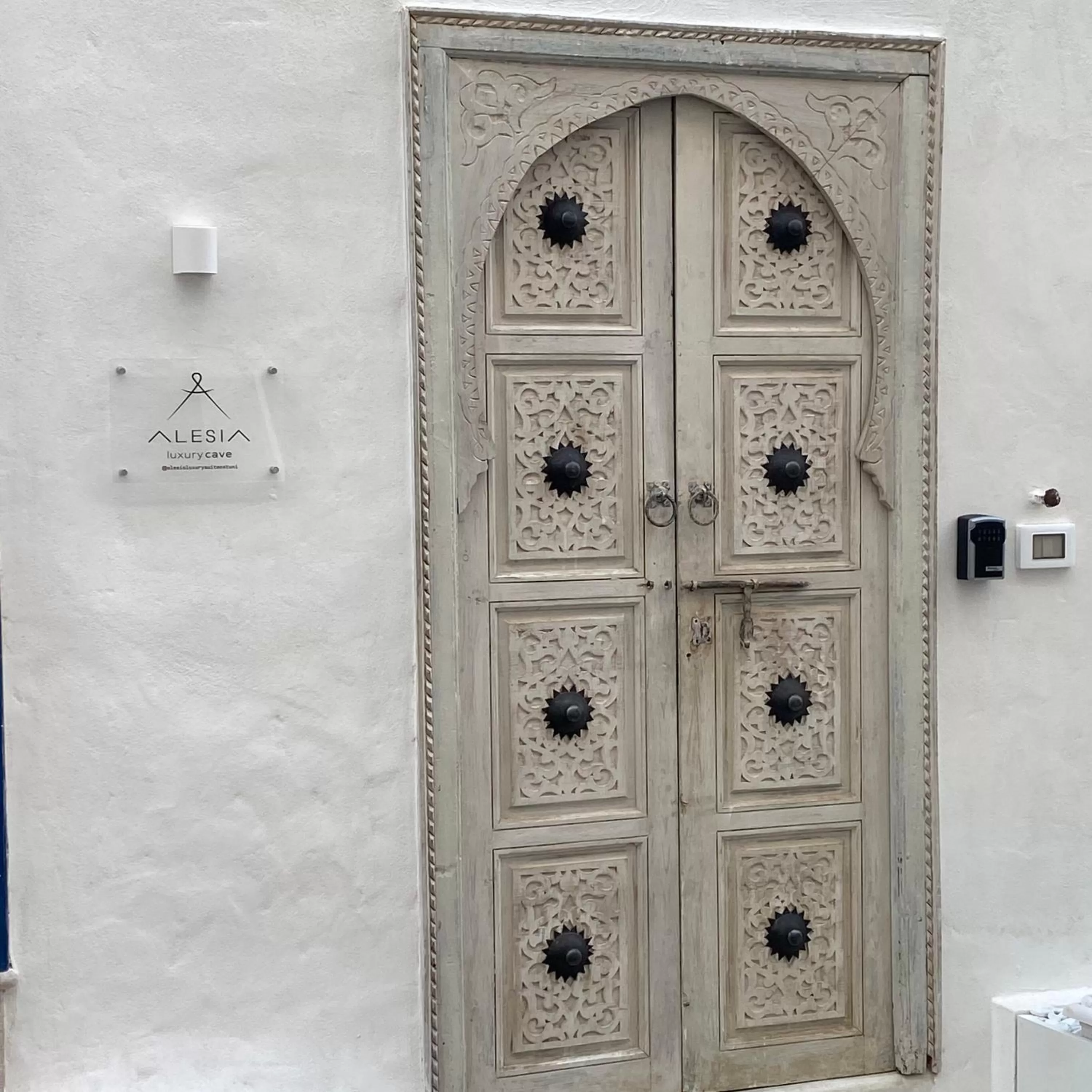 Facade/Entrance in Alesia Luxury Cave