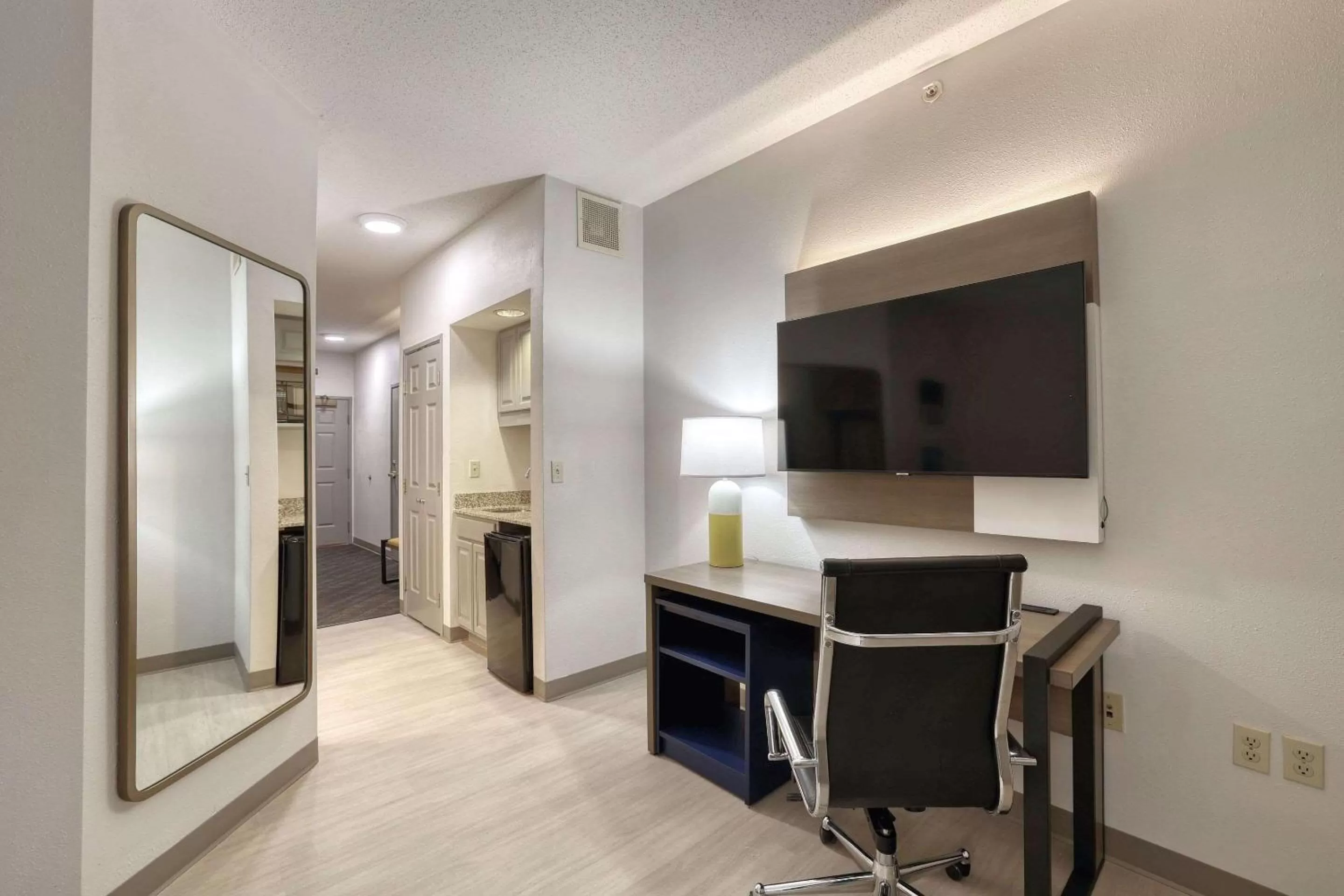 Bedroom in Comfort Suites Milwaukee Airport