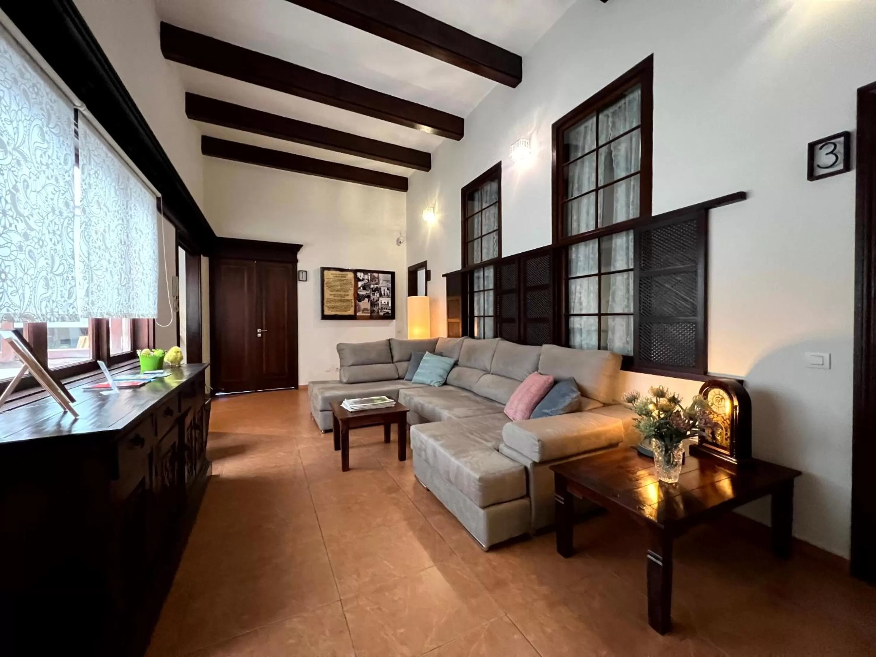 Communal lounge/ TV room in Santa Ana Suite & Rooms