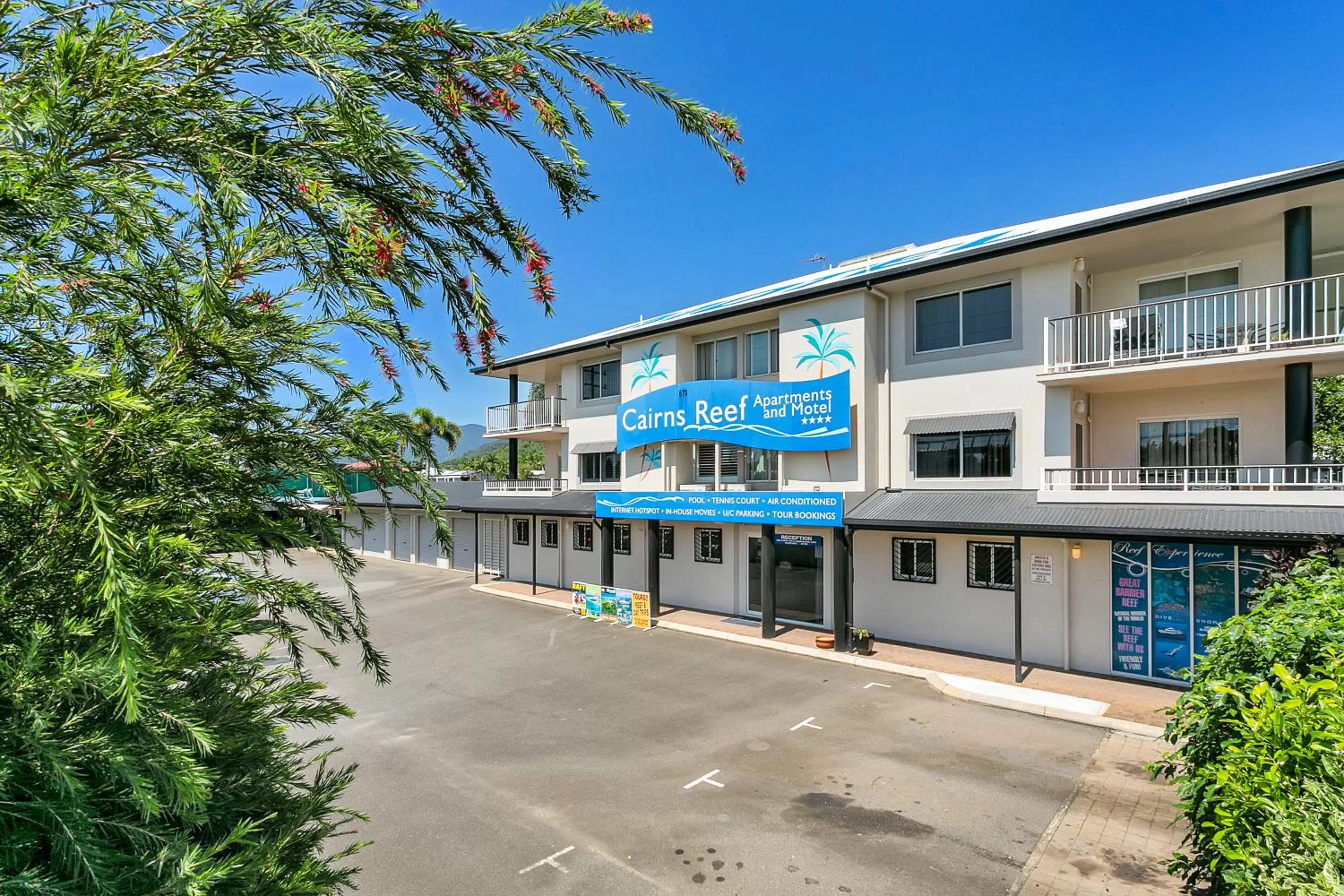 Facade/entrance in Cairns Reef Apartments & Motel