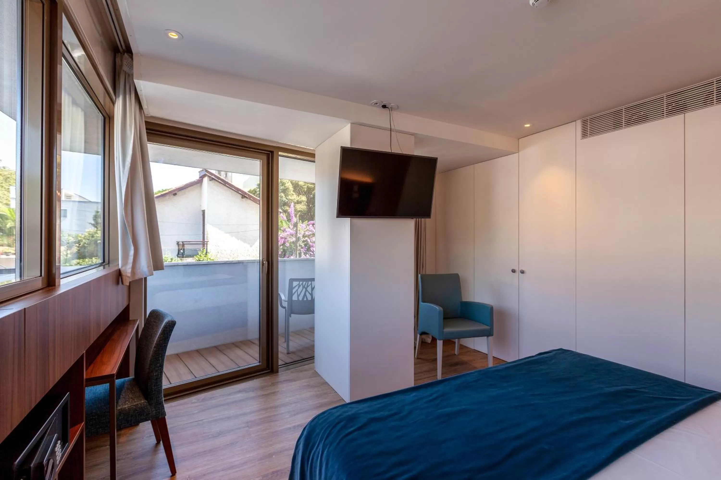 Photo of the whole room, Bed in Sea Porto Hotel