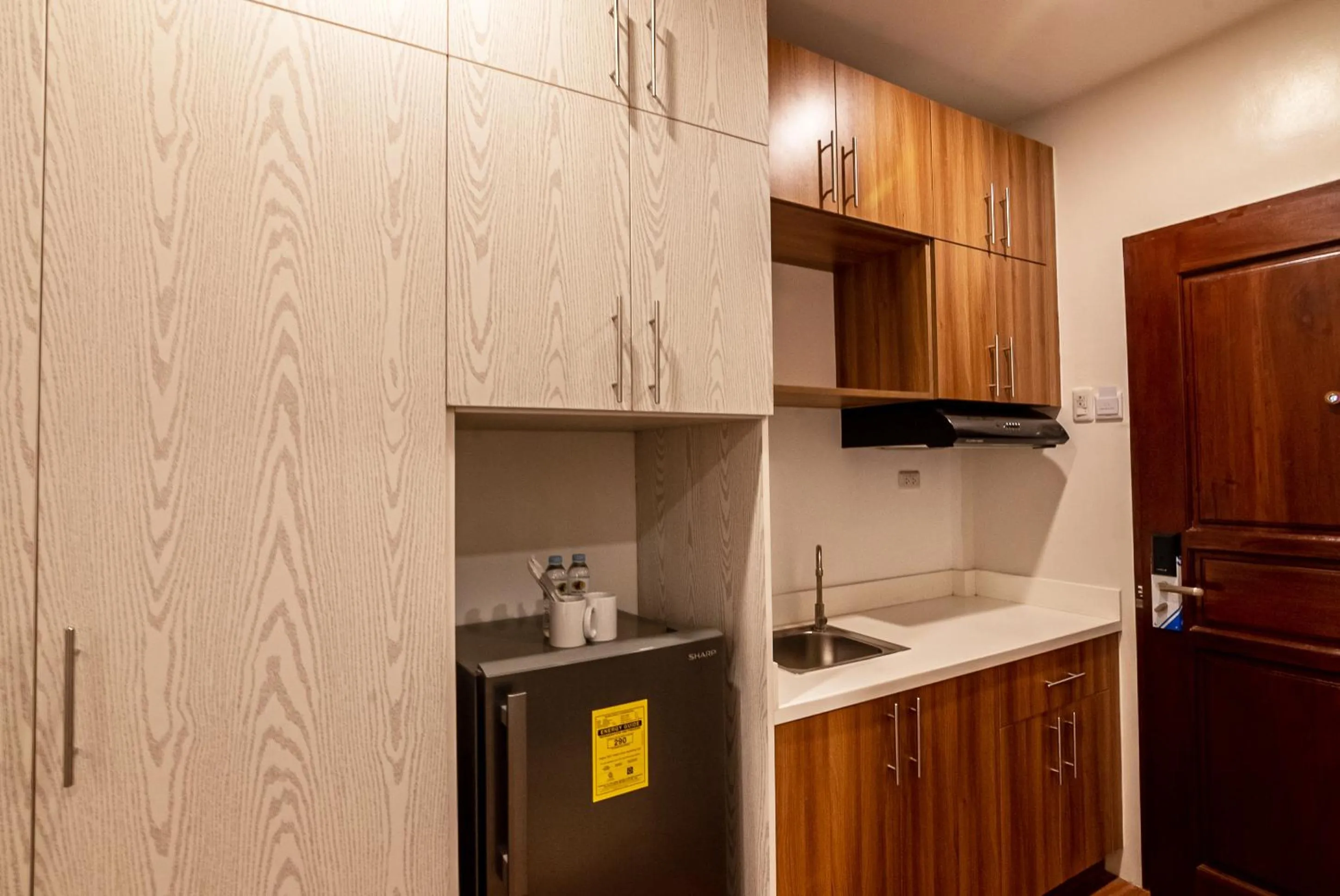 Kitchen or kitchenette in Kiwi Hotel