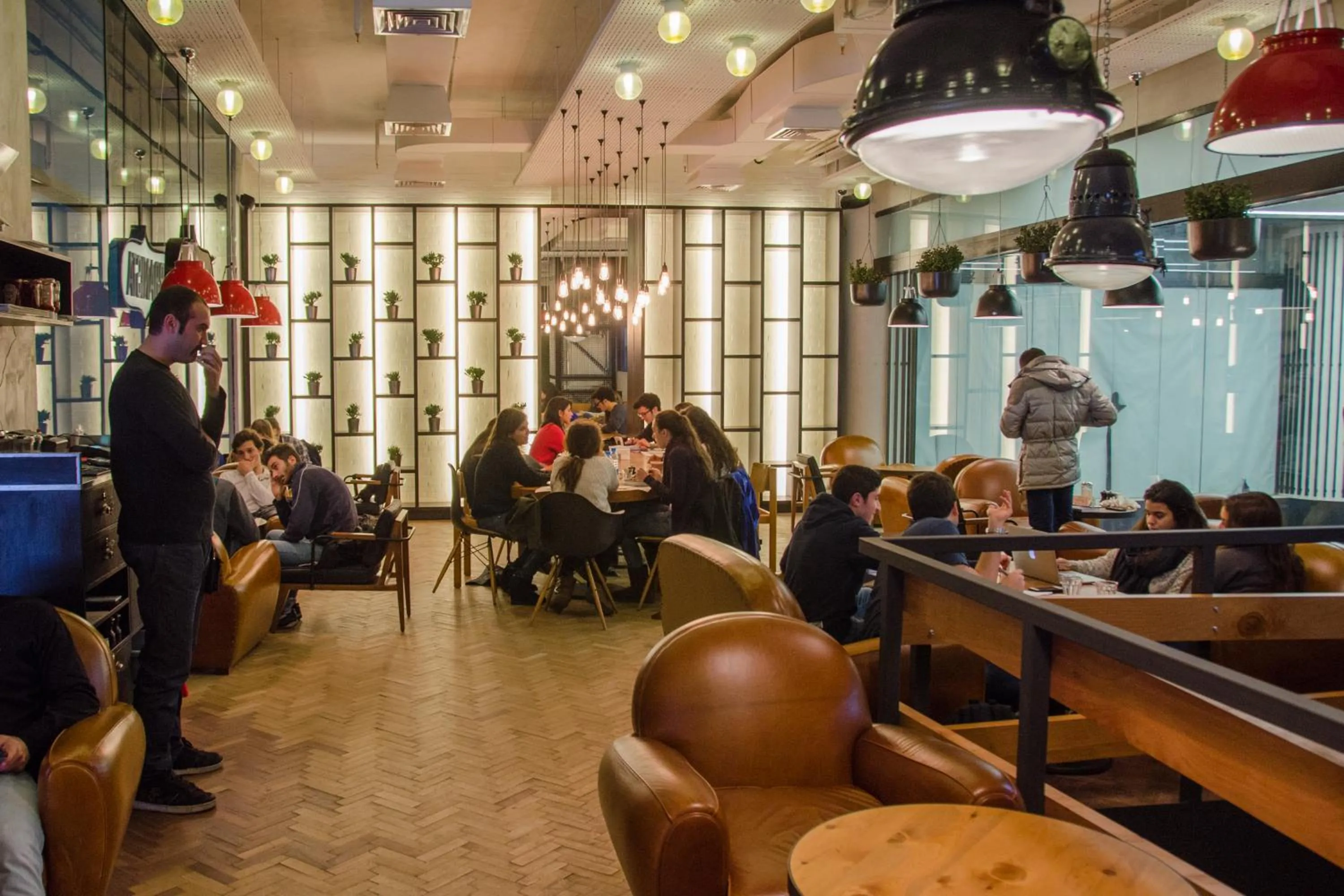 Restaurant/places to eat in 1866 Court & Suites Hotel