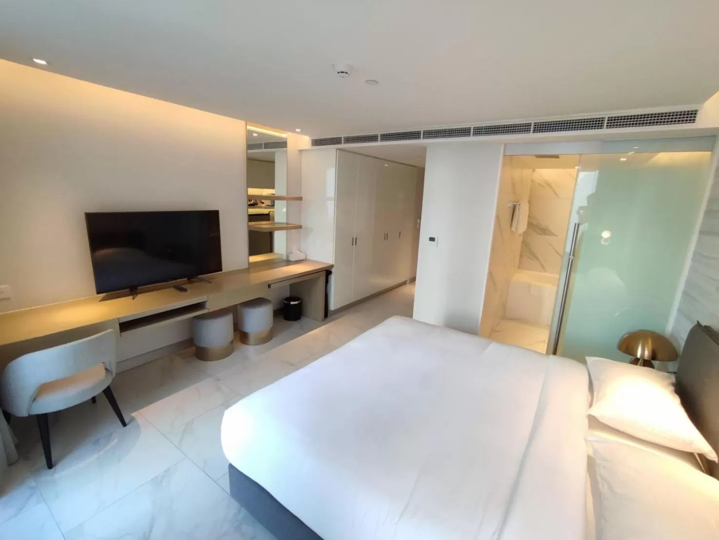 Bedroom, Bed in ashley hotel bkk