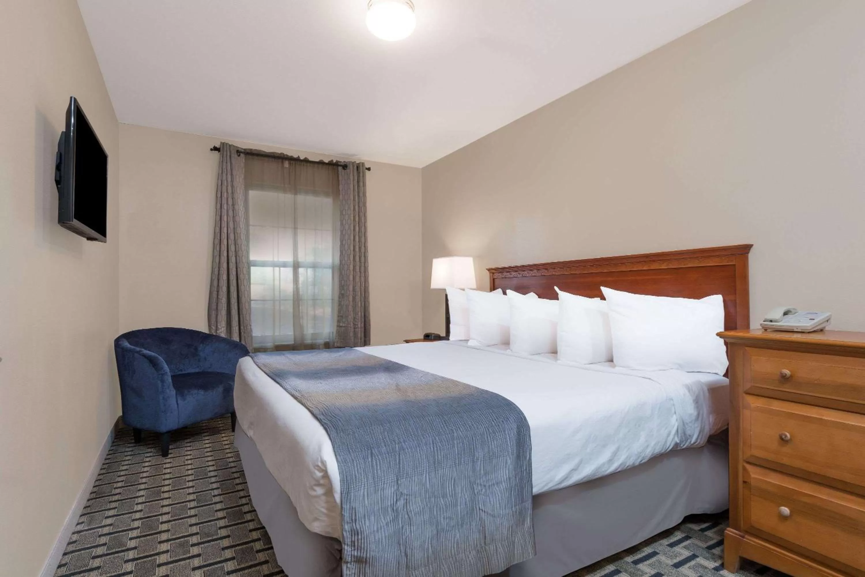 Photo of the whole room, Bed in Days Inn & Suites by Wyndham Sellersburg