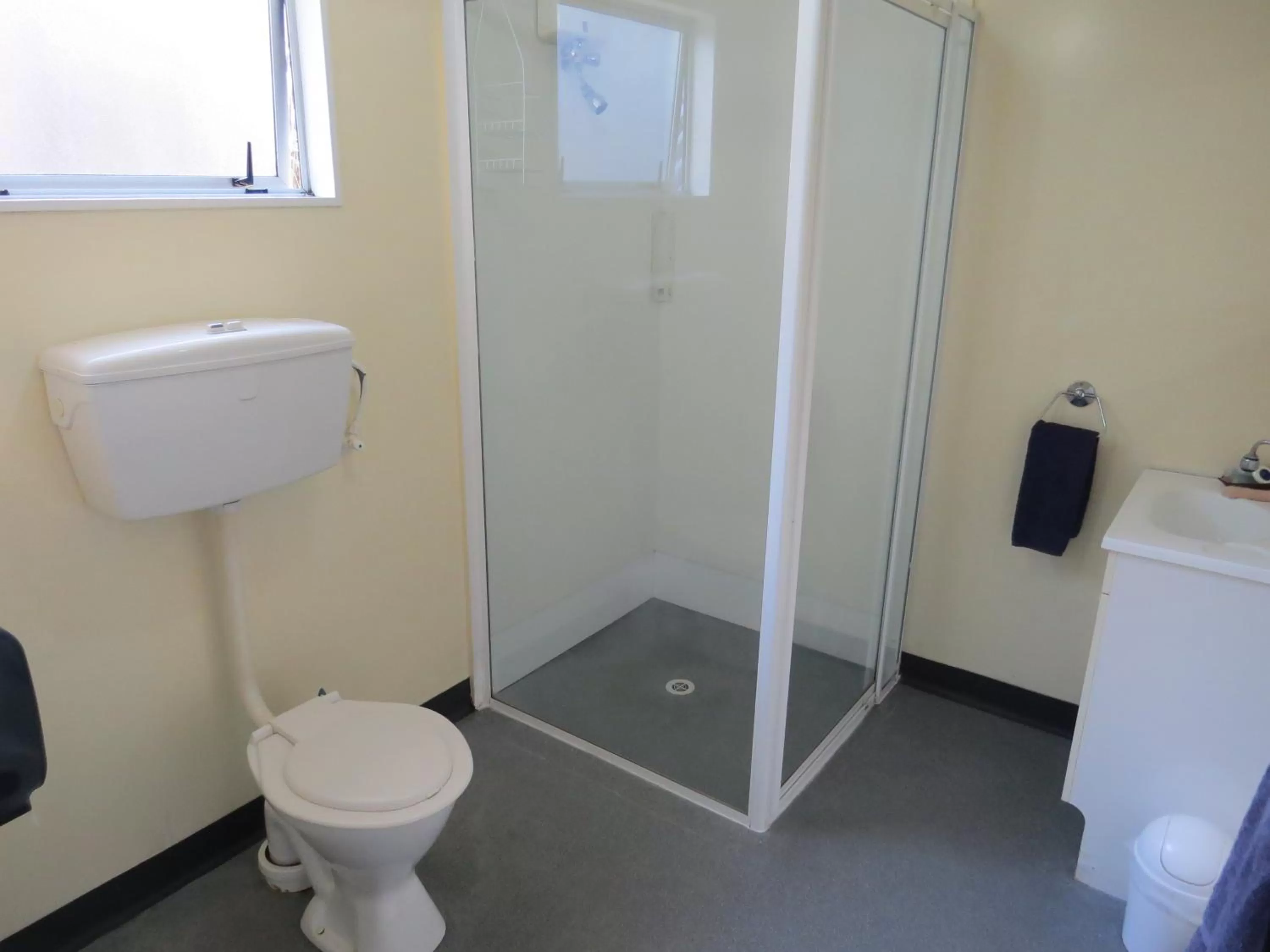 Bathroom in Camellia Court Family Motel