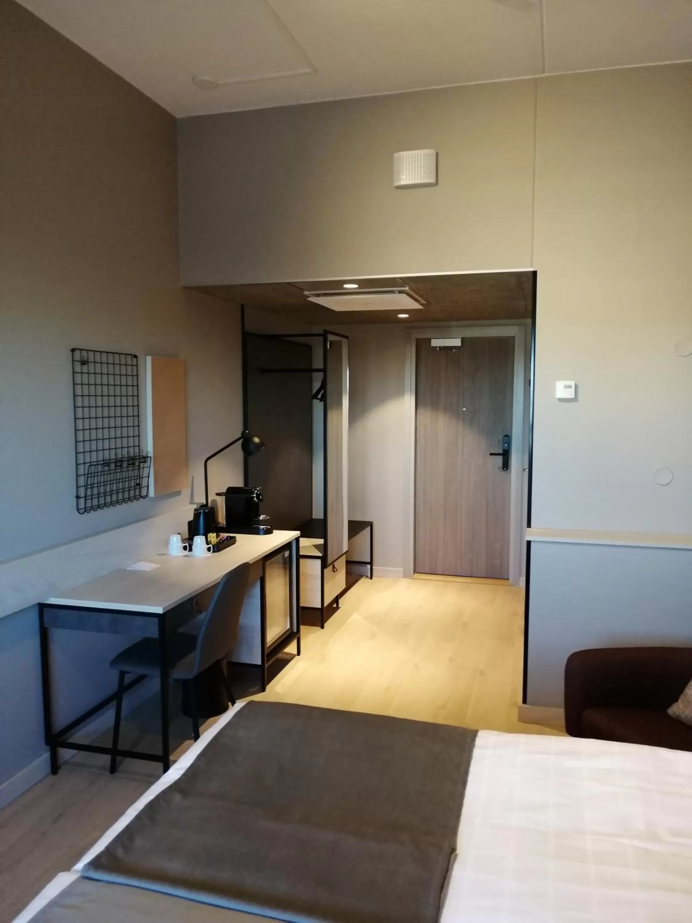 Living room, Bed in Skyline Airport Hotel