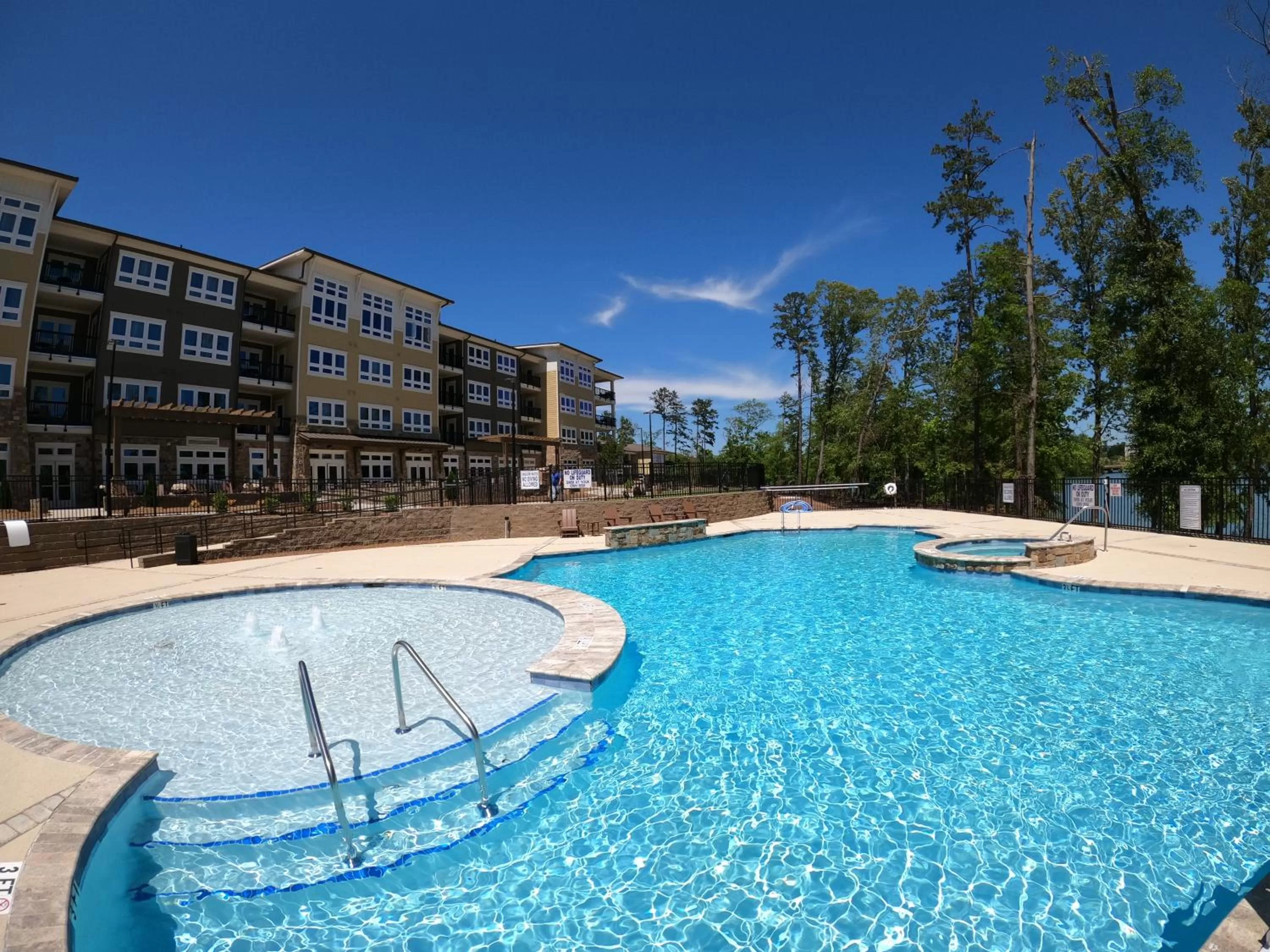 Swimming pool in Lakeside Lodge Clemson