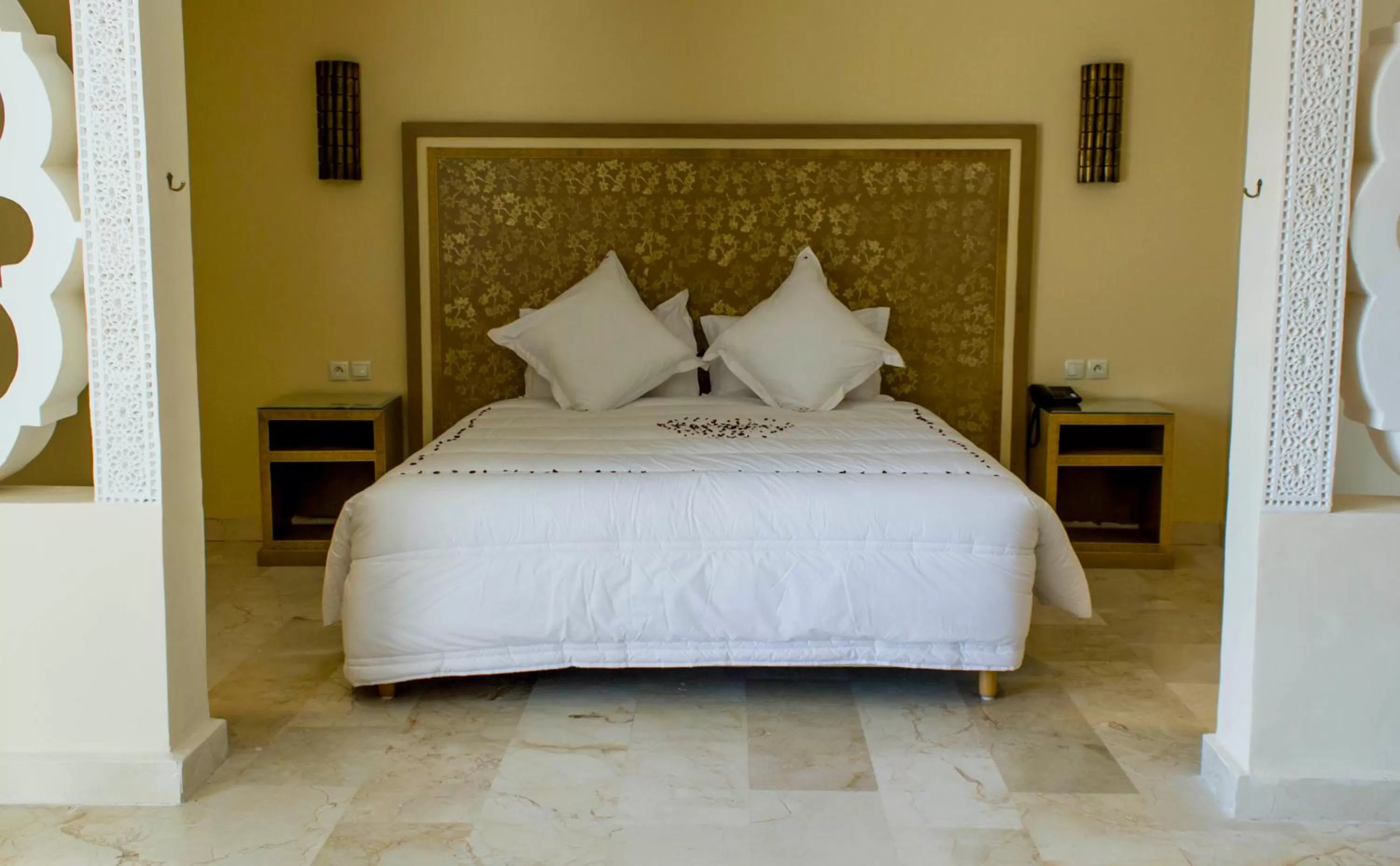 Pool view, Bed in Club Paradisio