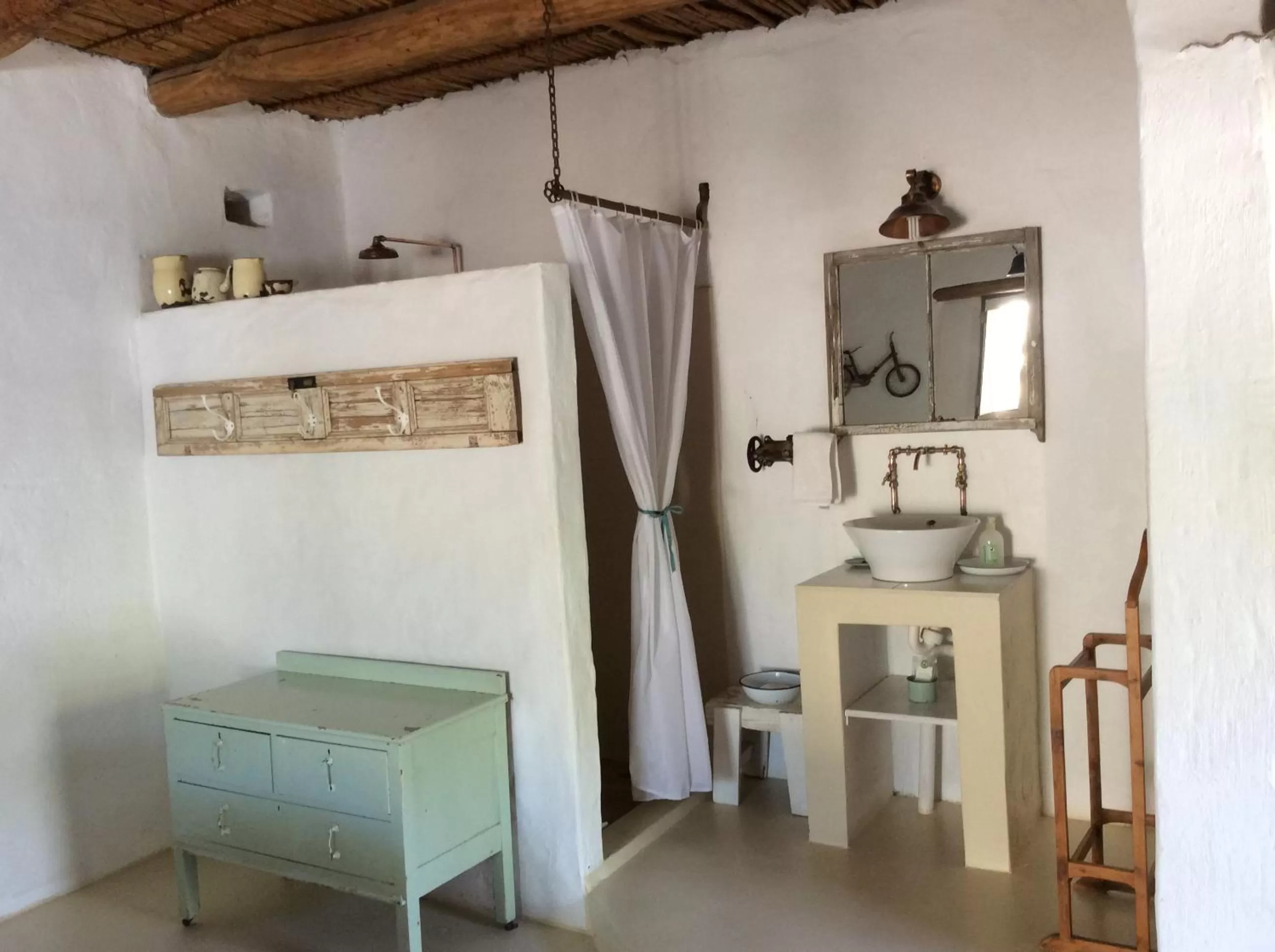 Bathroom, TV/Entertainment Center in Brakdakkie Guest Cottages