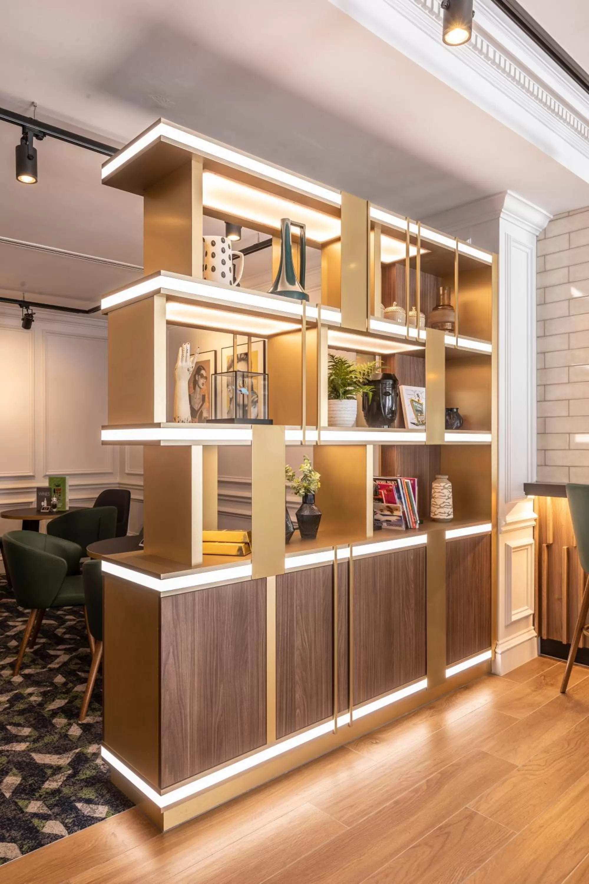 Lounge or bar in Holiday Inn Guildford by IHG