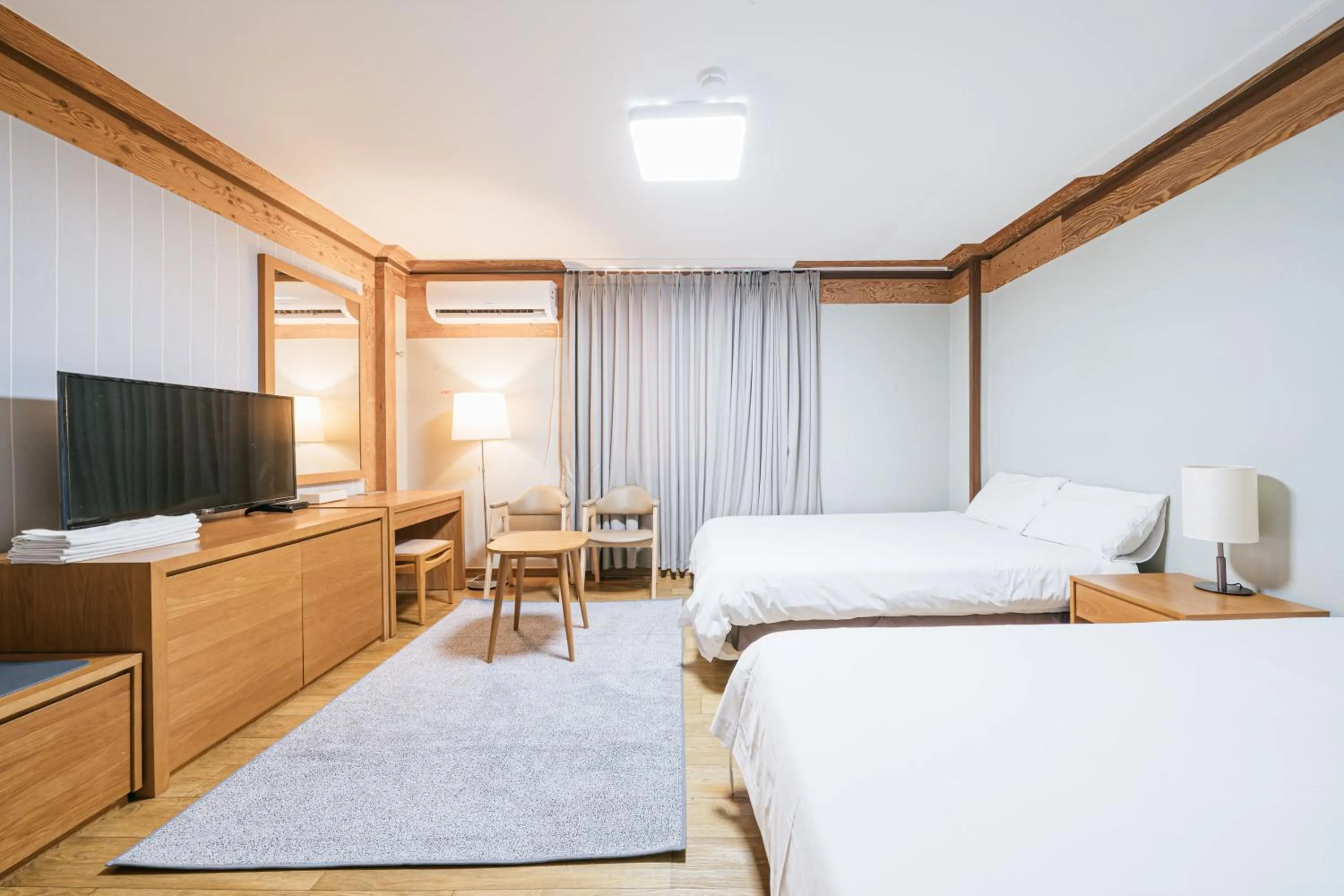 TV/Entertainment Center in Miju Hotel