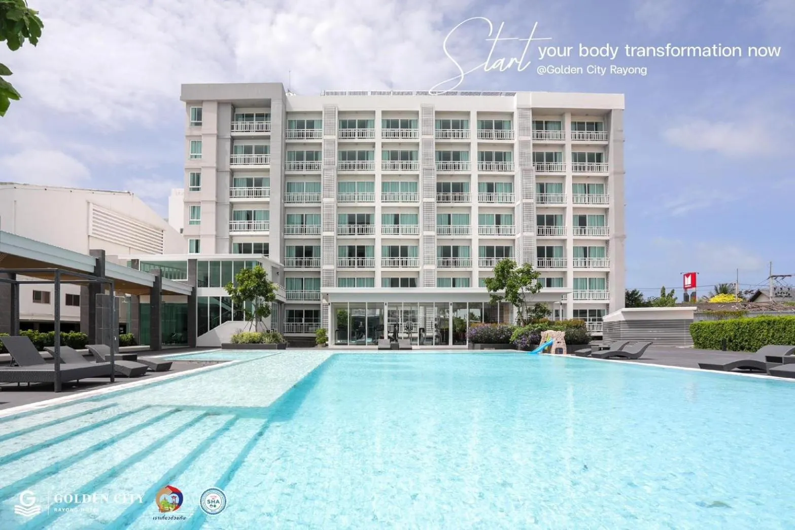Swimming pool in Golden City Rayong Hotel