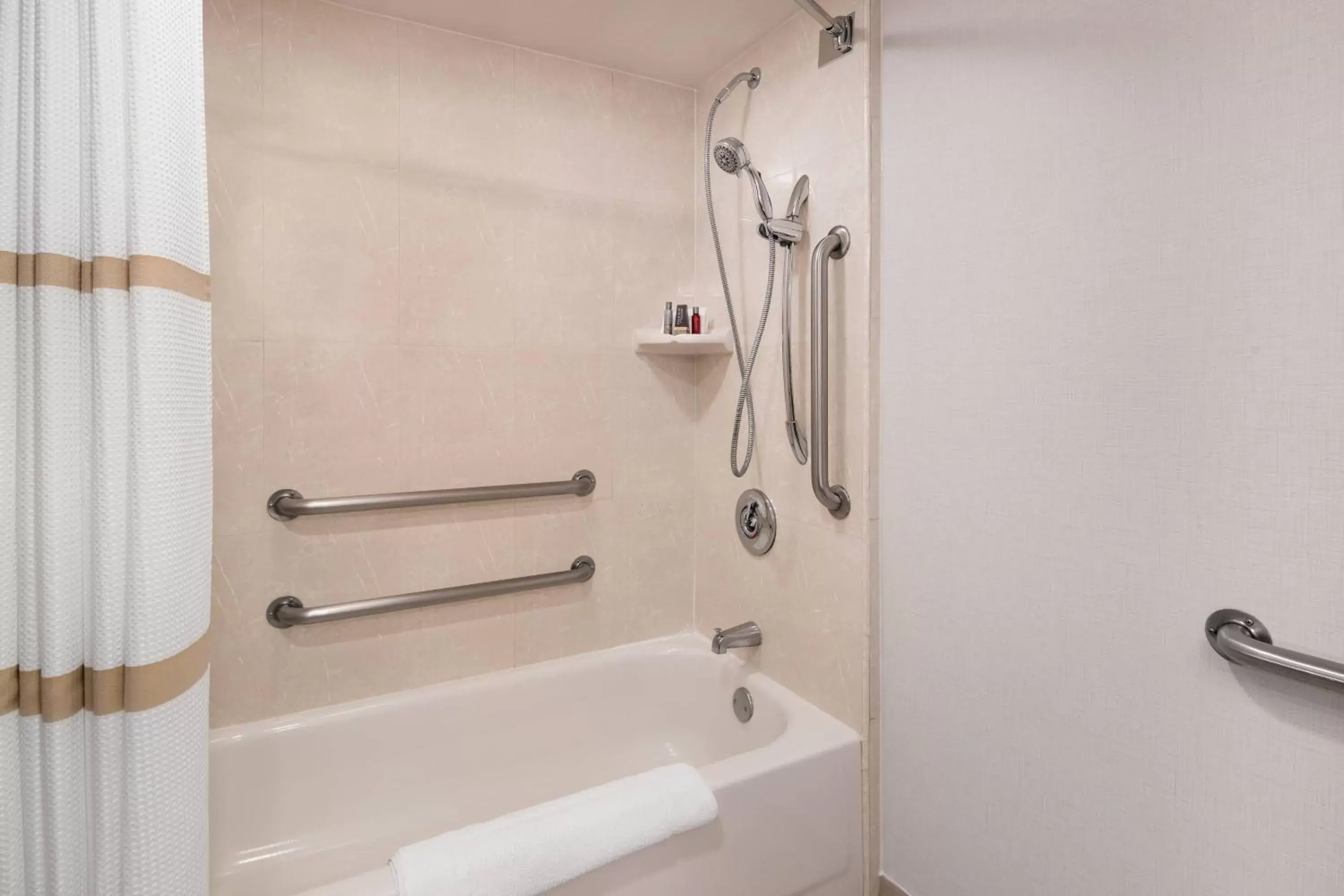 Queen Guest Room in Bakersfield Marriott at the Convention Center Queen Guest Room in Bakersfield Marriott at the Convention Center