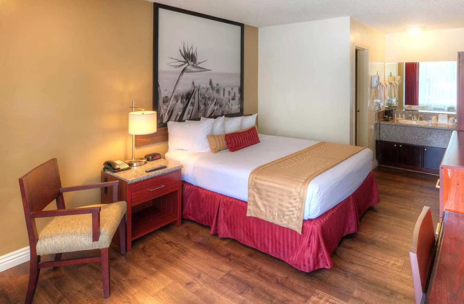 Bed in Kings Inn Anaheim at The Park & Convention Center