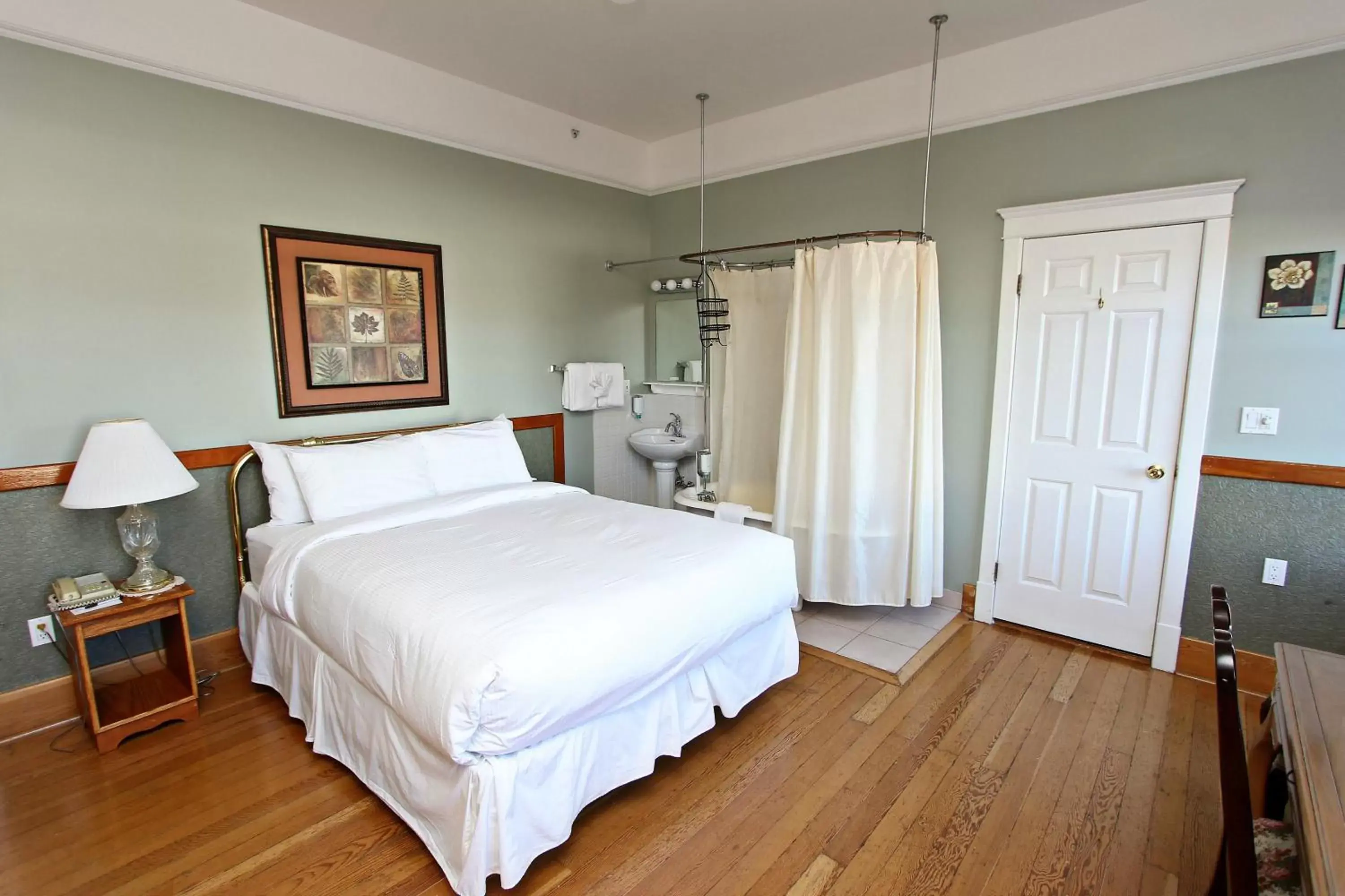 Classic Antique Room in Royal Hotel Chilliwack Classic Antique Room in Royal Hotel Chilliwack