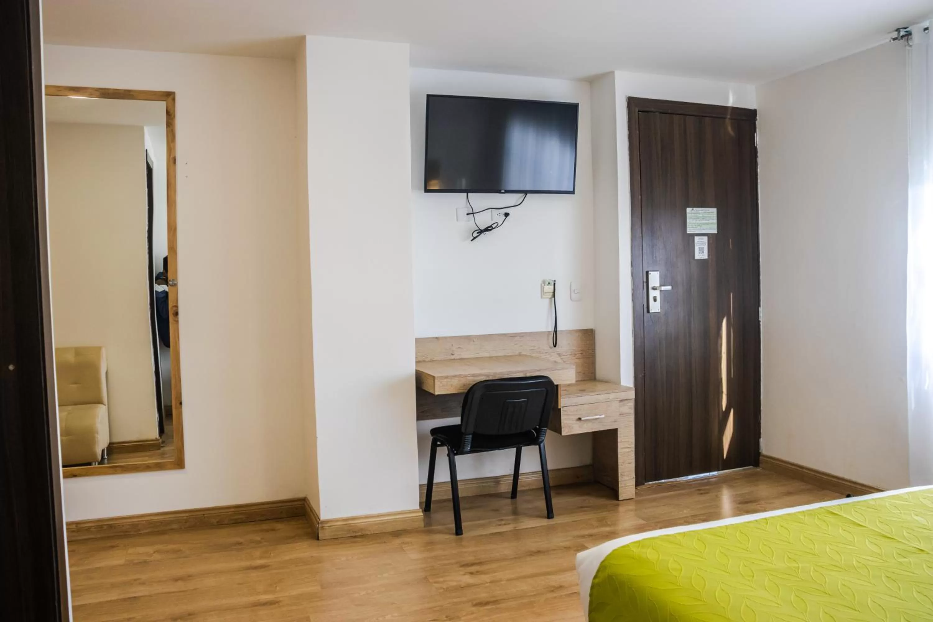 Bed, TV/Entertainment Center in Nogal Suite Hotel Ipiales